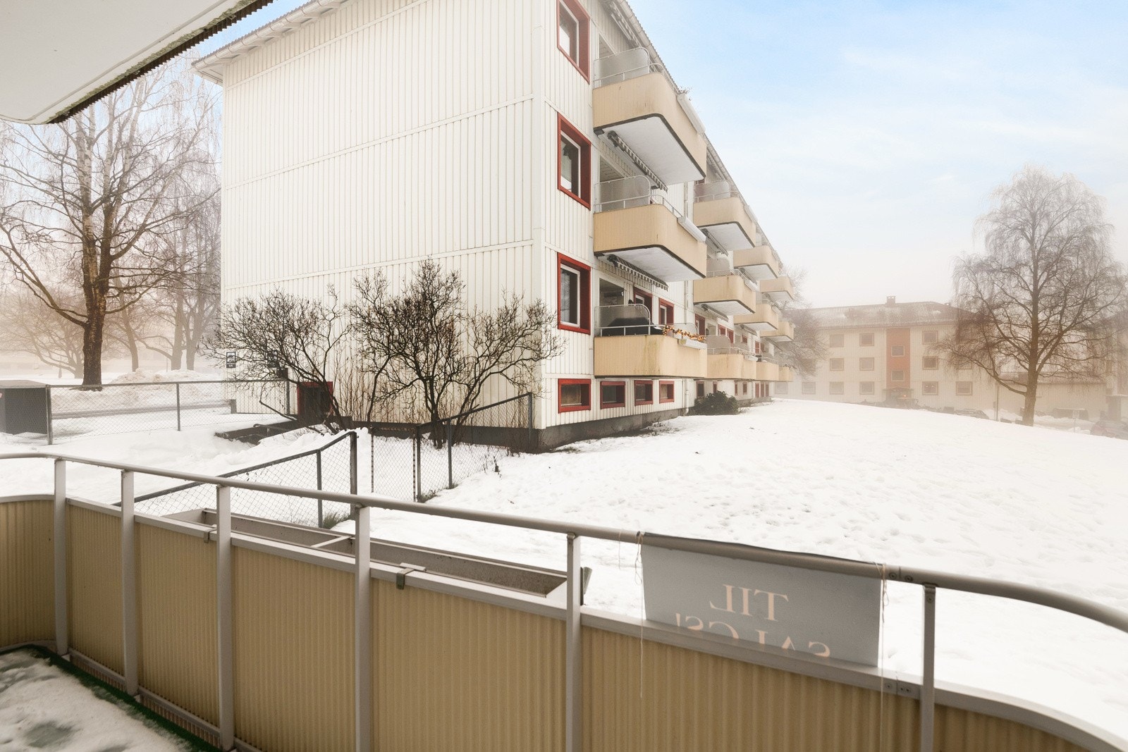 Balkongen har elektrisk markise, stikkontakt, utebelysning og det er god plass til sittegruppe og grill. Det er god avstand til nærliggende bygg, så man har godt med albuerom her på Etterstad. Galleribilde