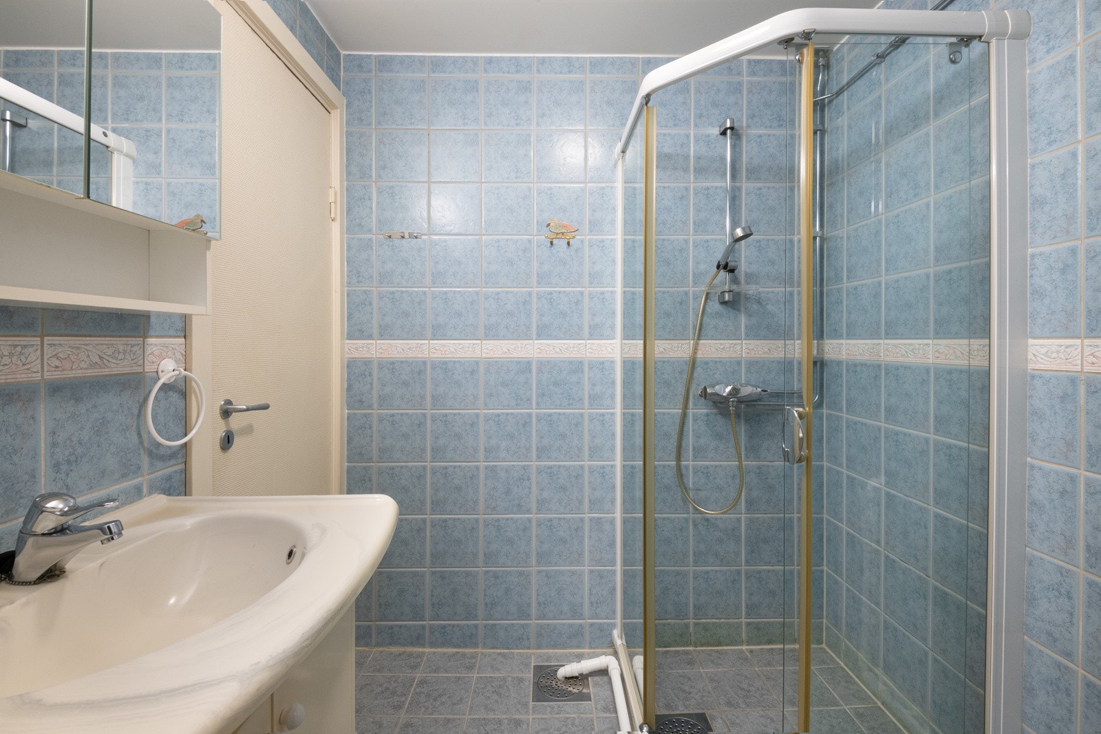 Badet er oppgradert i regi av borettslaget (2002) og er innredet med servant med tilhørende skap, dusjhjørne, speilskap med lys og opplegg til vaskemaskin. Baderommet er lett tilgjengelig og har inngang fra både entréen og hovedsoverom. Galleribilde