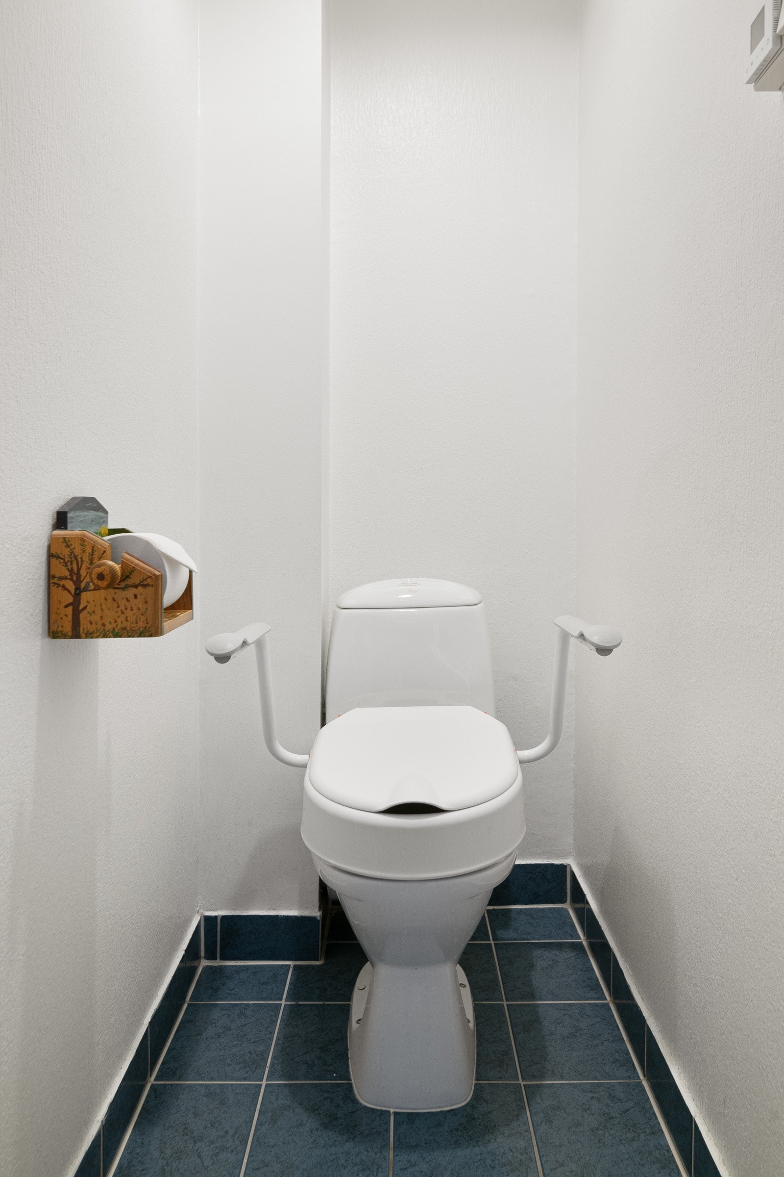 Separat toalettrom modernisert i 2002 med toalett og fliser med varme i gulv. Toalettrommet har inngang fra entréen og er idéelt for gjester. Galleribilde