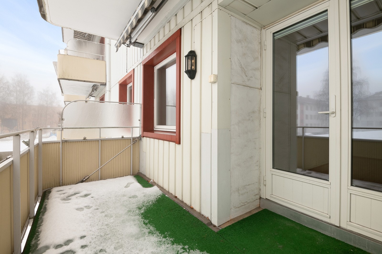 Her kan du sette ut flotte utemøbler om sommeren da størrelsen tillater plass til flere gjester. I helgene får du anledning til å nyte solen store deler av dagen i fred og ro. Galleribilde