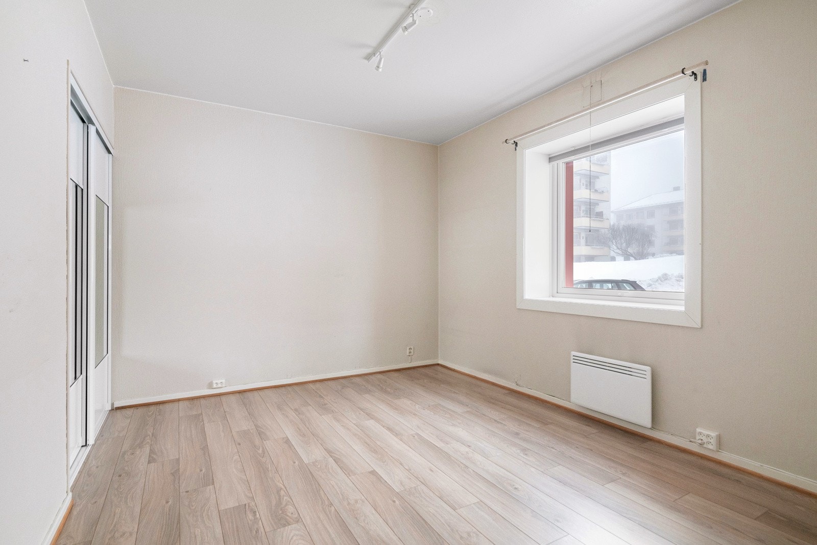 Hovedsoverommet oppleves som meget romslig og har et plassbygget skyvedørsgarderobe som gir godt med klesoppbevaring. Galleribilde