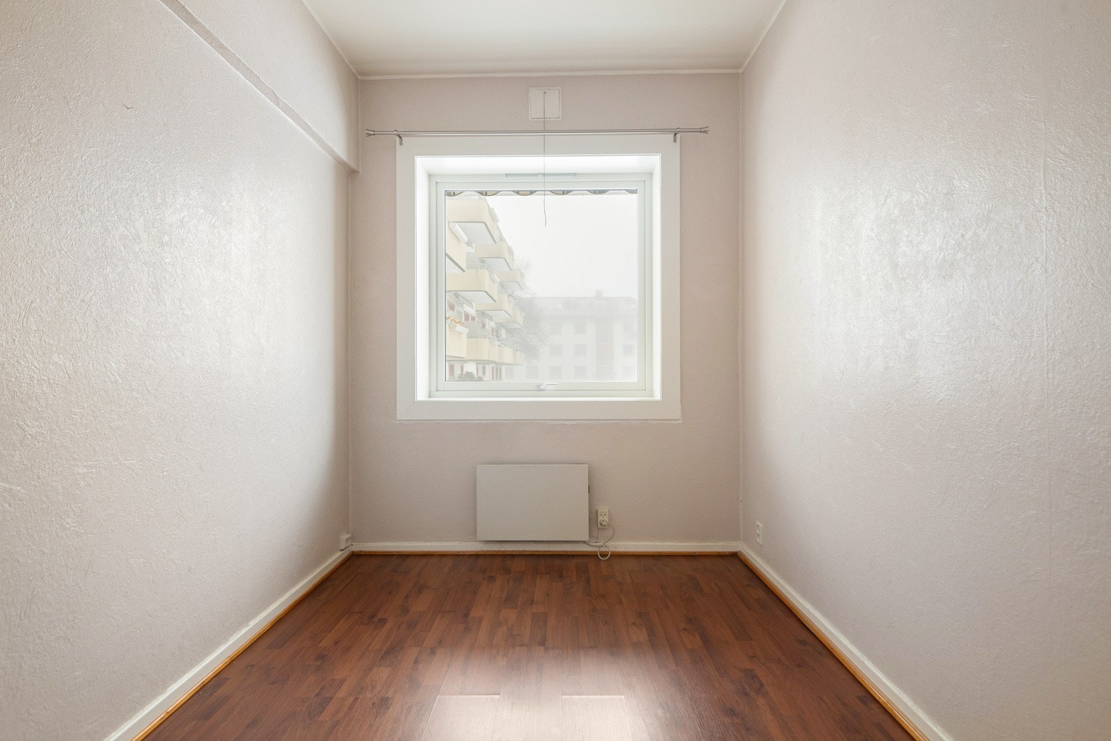 Soverom 3 er av god størrelse, og fungerer utmerket som barnerom, kontor eller gjesterom. Soverommet har garderobeskap og det er god plass til en stor seng, skrivebord eller kommode. Galleribilde