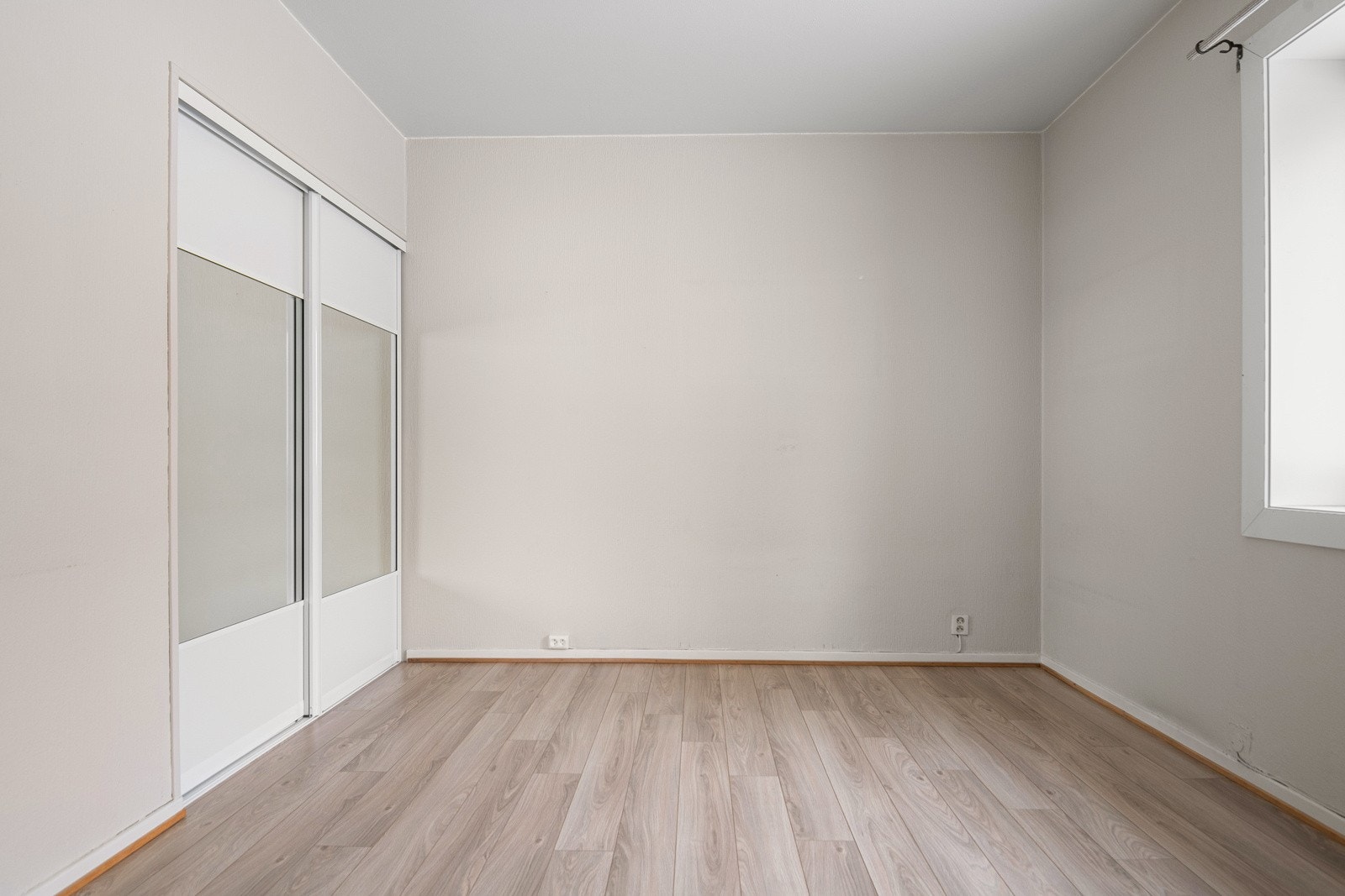 Det er god plass til dobbeltseng, nattbord og et ekstra oppbevaringsmøblement. Galleribilde