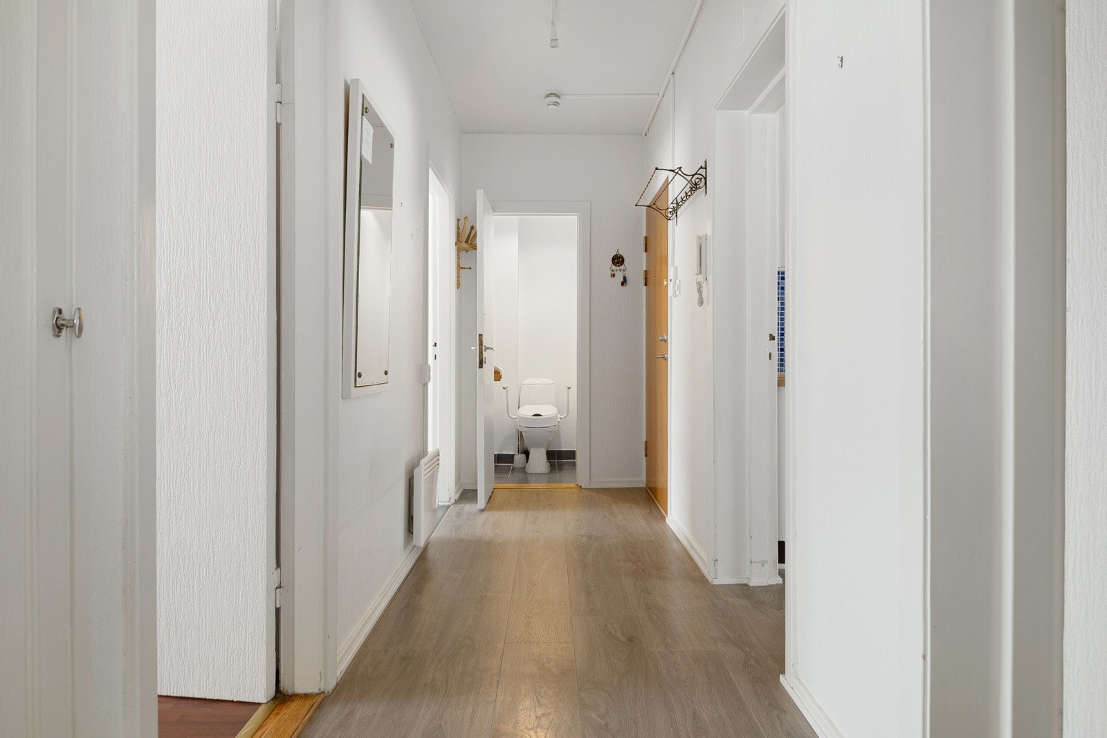 Ditt første møte med leiligheten er entréen som fungerer som et praktisk knutepunkt mellom rommene hvor hver kvadratmeter utnyttes optimalt. Galleribilde