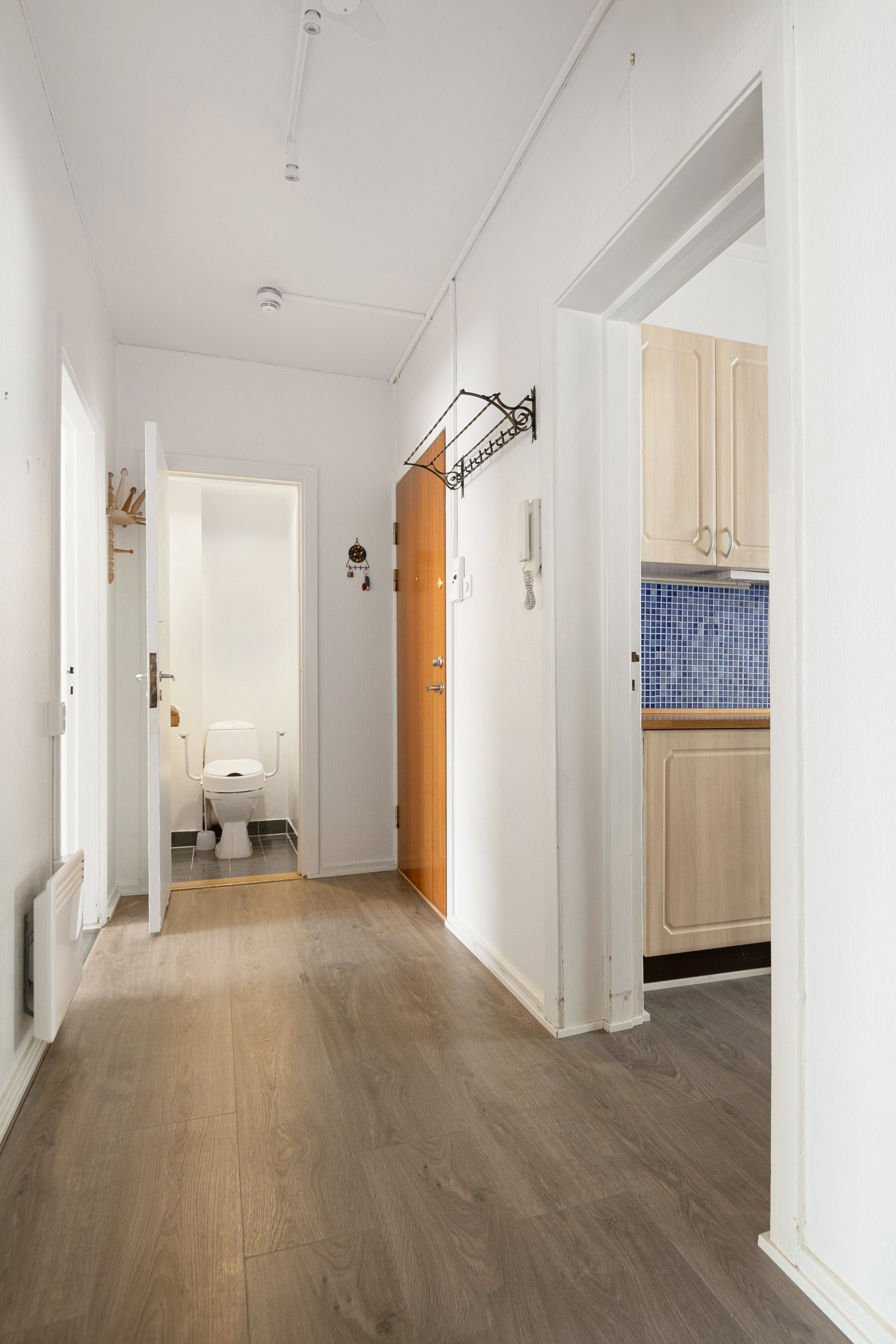 Det er god plass til oppbevaring av sko og yttertøy i kottet, og hvis du trenger litt ekstra oppbevaringsplass så er det god nok bredde for å sette inn ytterligere oppbevaringsmøblement. Galleribilde