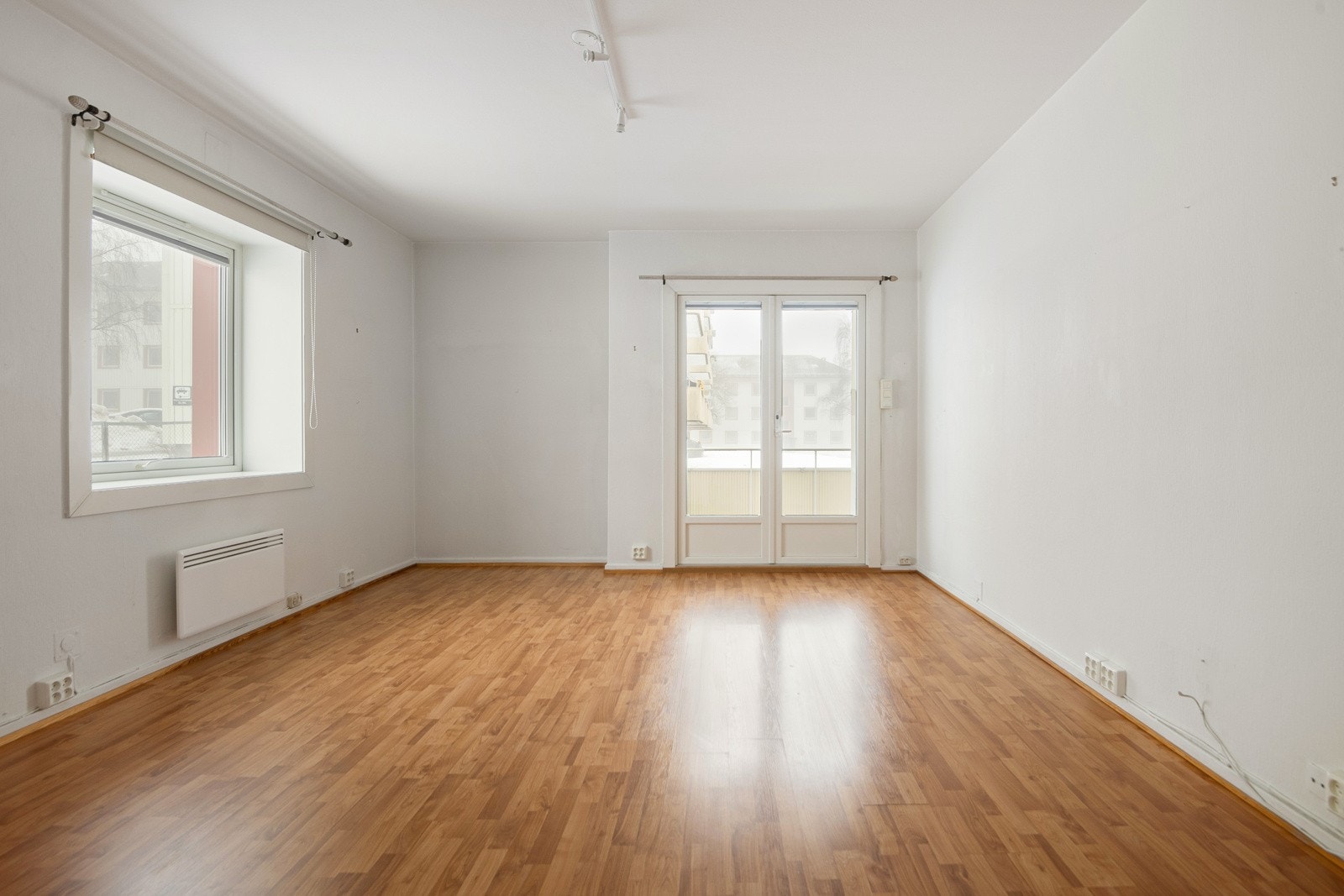 Stuen tilføres gode mengder naturlig lys via 2 himmelretninger og de store vindusflatene gir godt med naturlig dagslys og en luftig romfølelse. Galleribilde