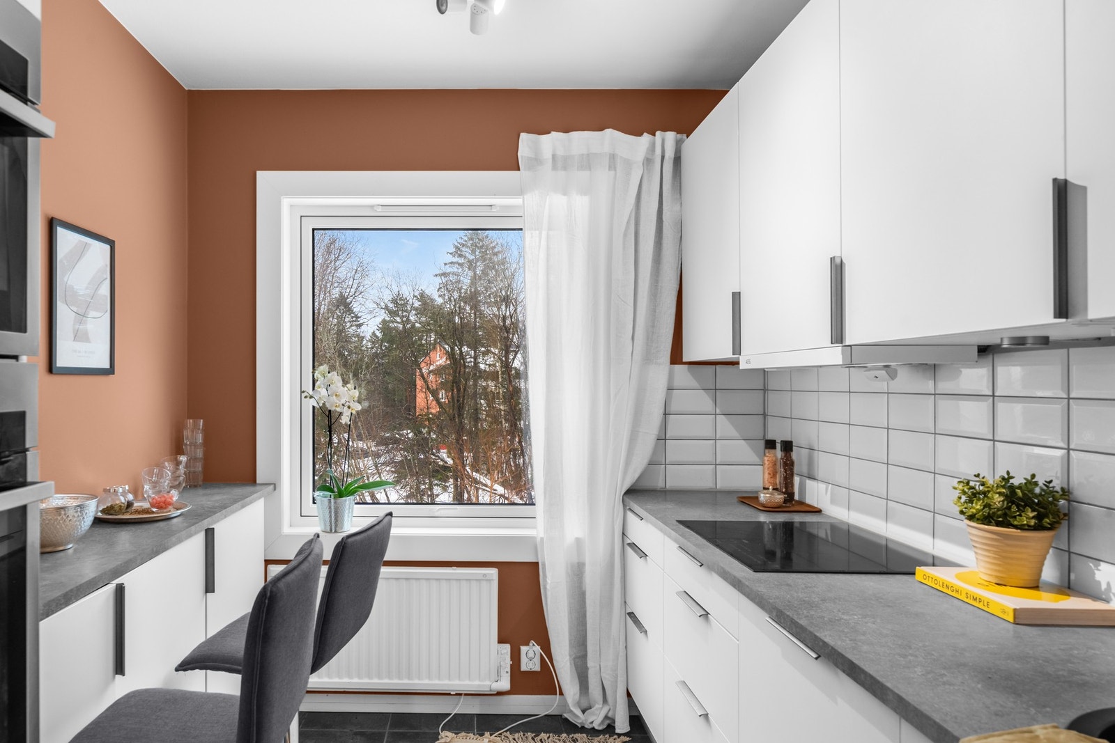 Her finner du alle nødvendige hvitevarer, inkludert komfyr, platetopp, oppvaskmaskin, mikrobølgeovn og kjøl-/fryseskap, samt ventilator over kokesonen. Galleribilde