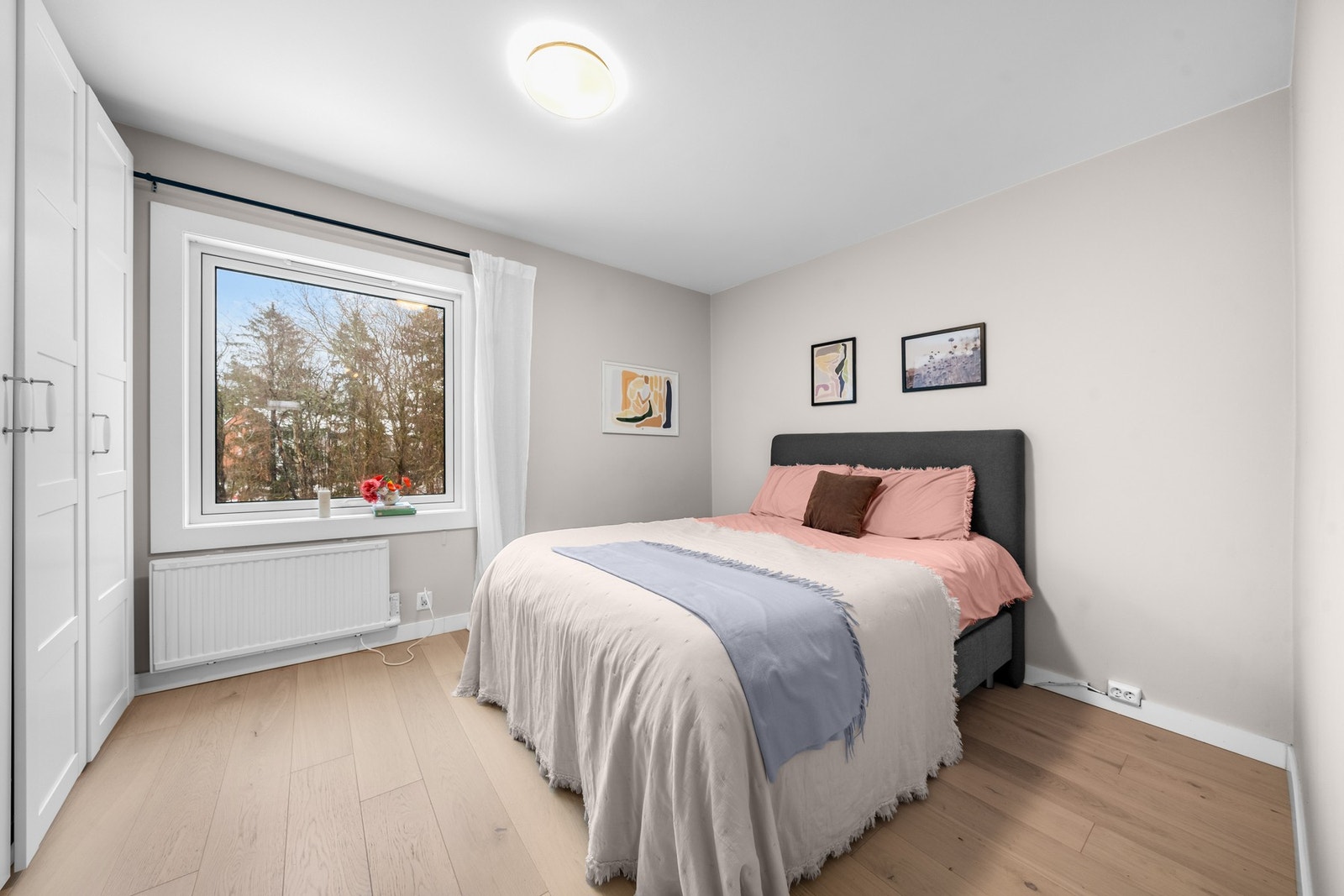 Leiligheten har to soverom, begge med 1-stavs eikeparkett som gir en varm og naturlig følelse. Galleribilde