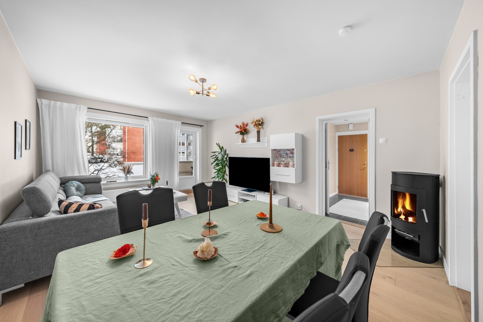 Stuen er et lyst og luftig rom med god plass til både sofa, TV-løsning og spisestuemøblement. Galleribilde