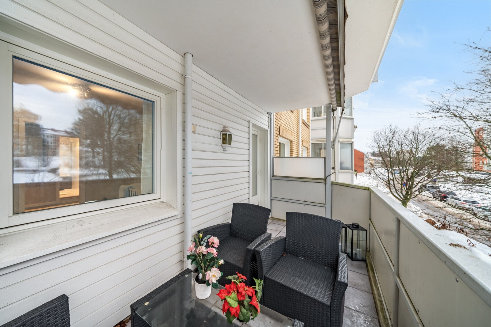 Med utgang fra stuen, flislagt dekke, belysning og stikkontakt, er det tilrettelagt for koselige kvelder og morgenkaffe i frisk luft. Galleribilde