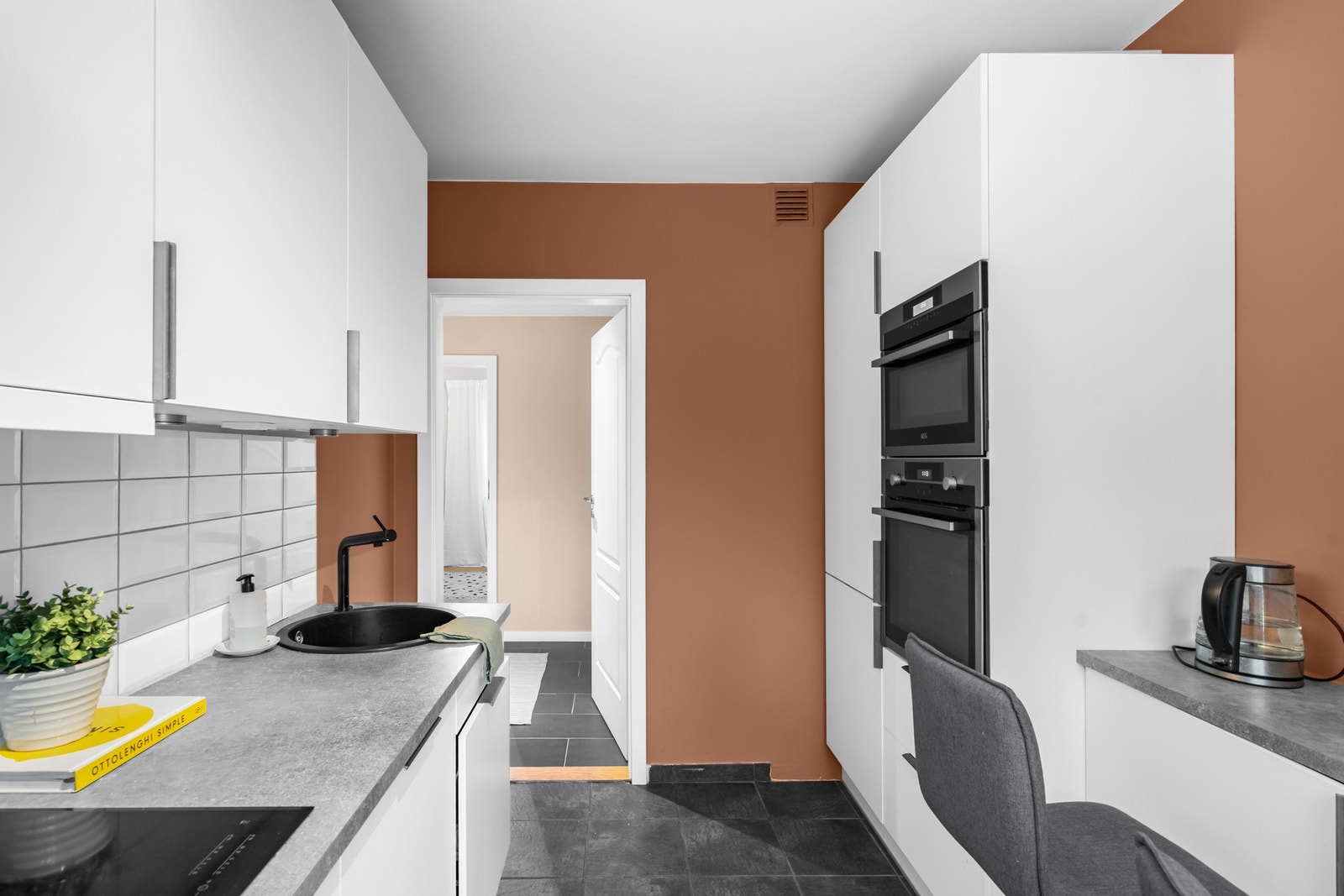 Det separate kjøkkenet er oppgradert i 2020 og kombinerer moderne design med praktiske løsninger. Galleribilde
