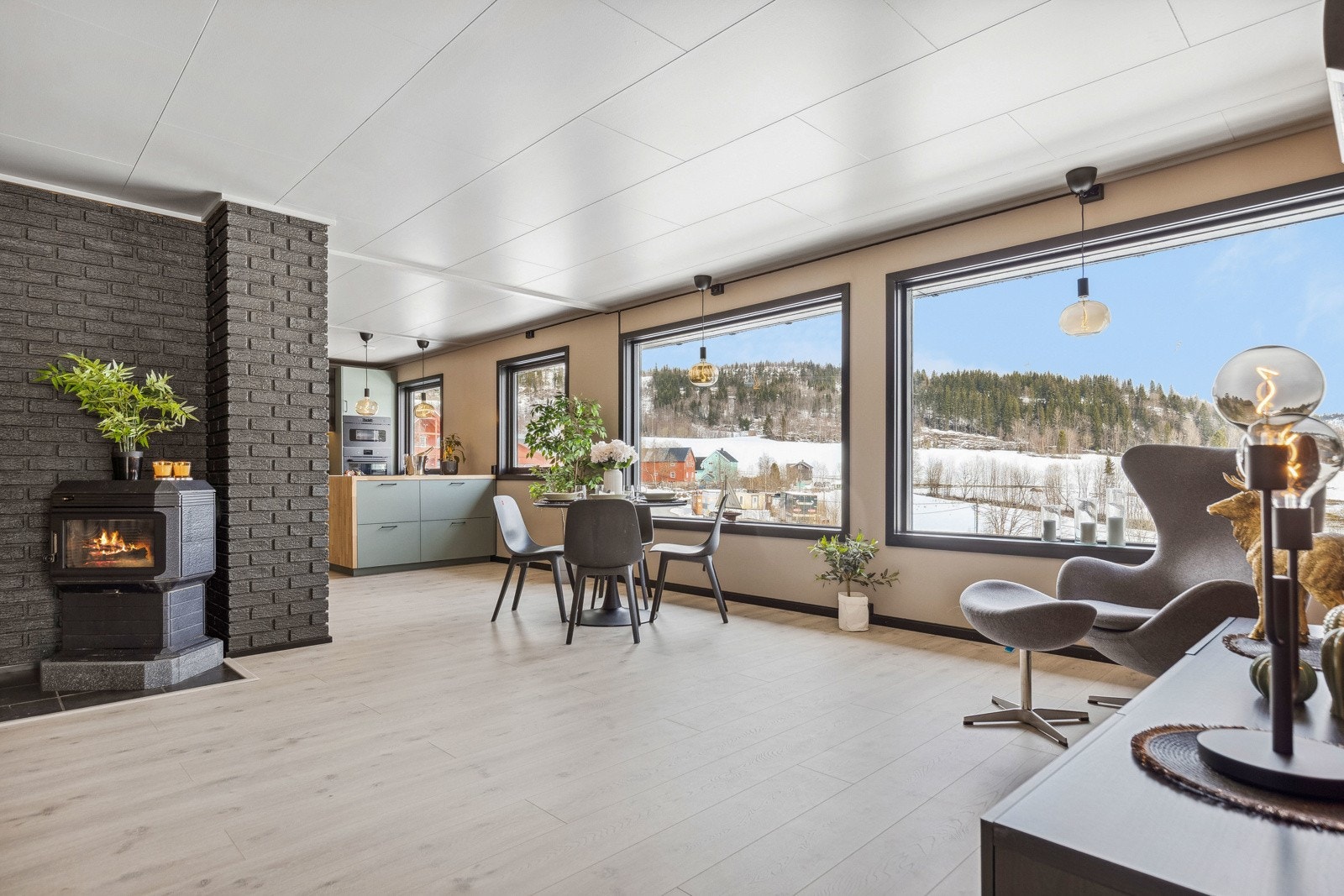 Velkommen til Øver Innbygdvegen 234! En lekker og moderne enebolig som nylig er vesentlig oppgradert. Galleribilde