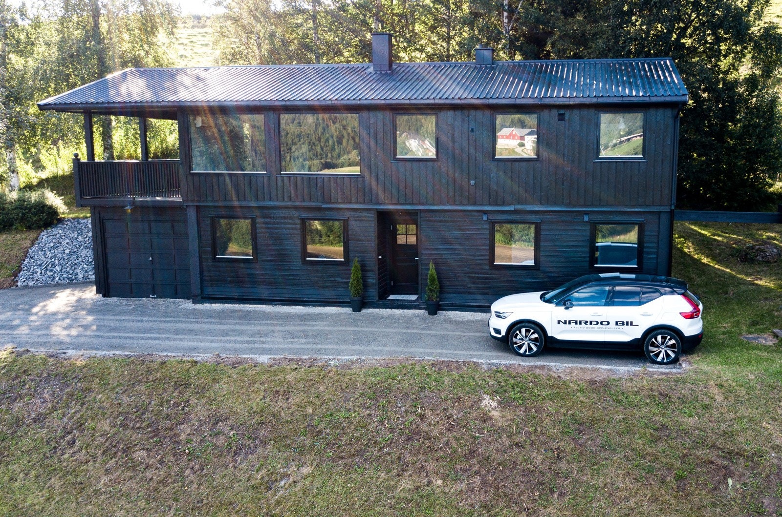 Boligen har integrert garasje med inngang fra sokkel. Galleribilde