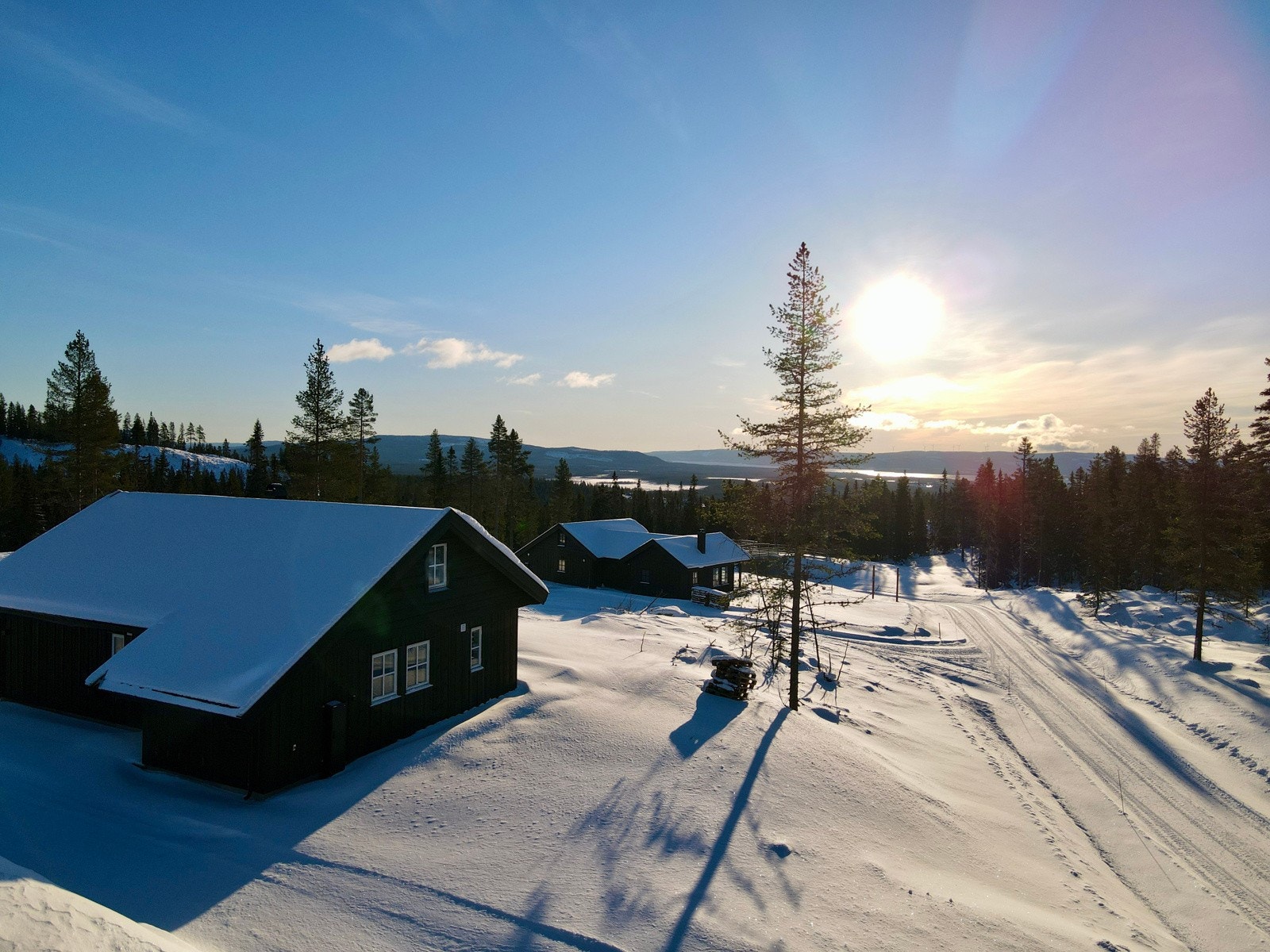 Det er skiløyper rett utenfor hytteveggen. Galleribilde