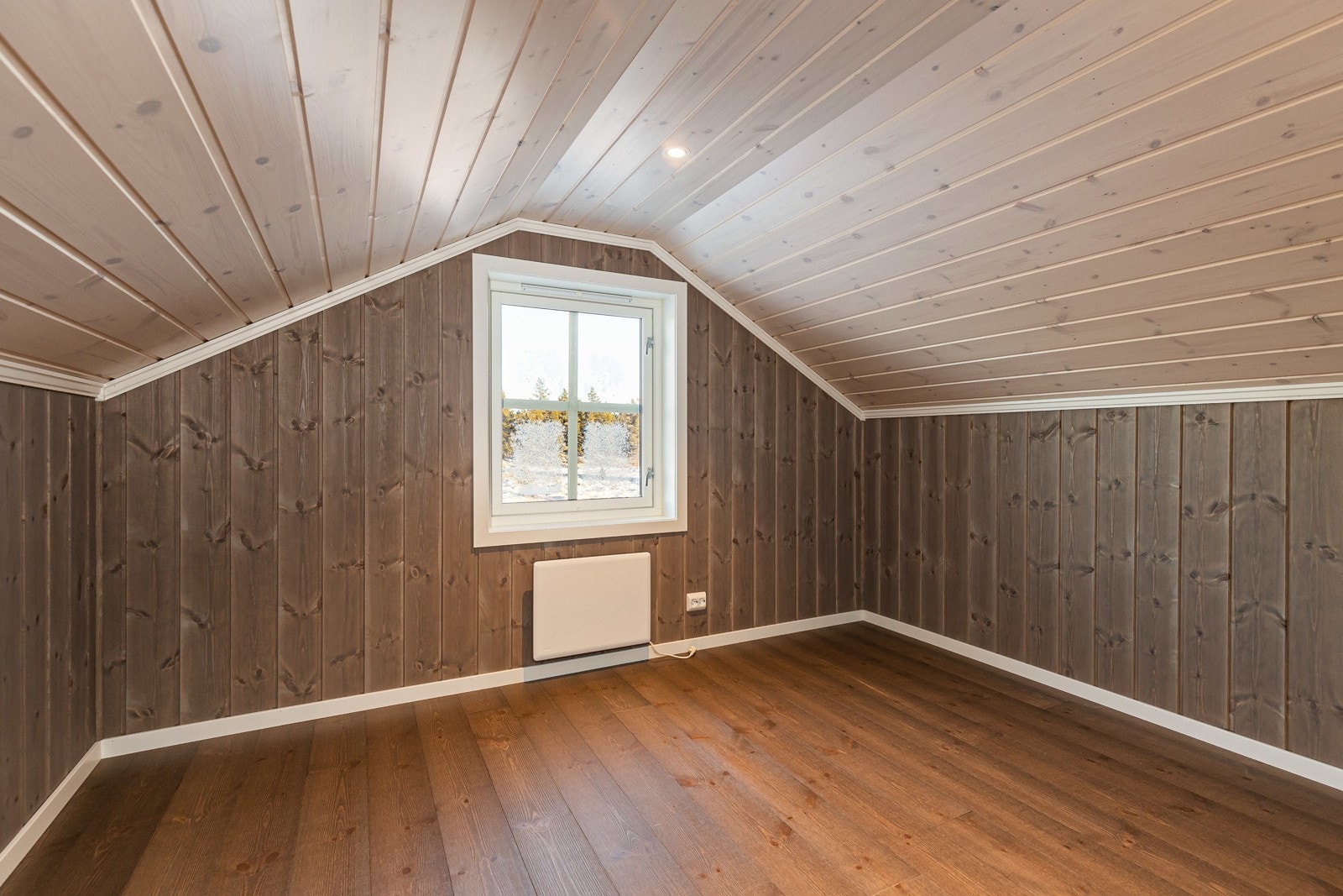 Hytta har en koselig hems med tre rom. Galleribilde