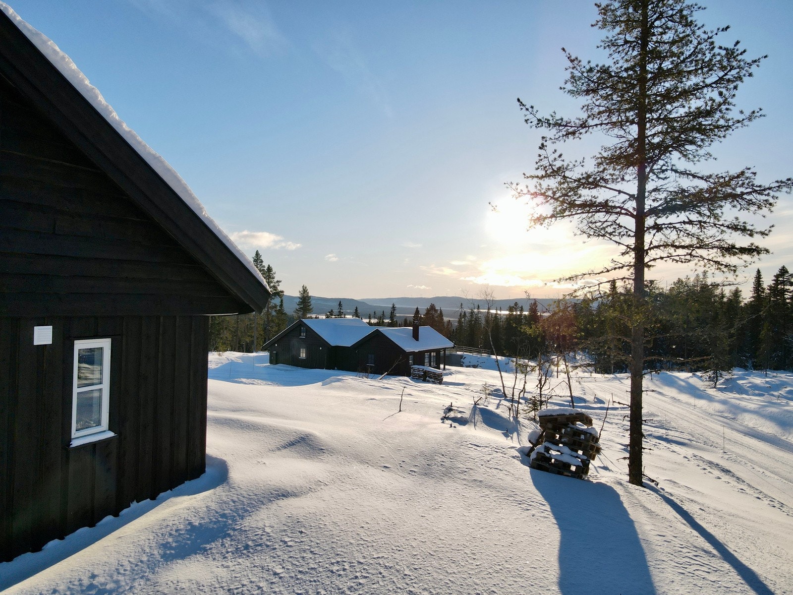 Utenfor hytta er det en romslig terrasse på ca. 15 kvm og tomten er på 1 426 kvm. Galleribilde