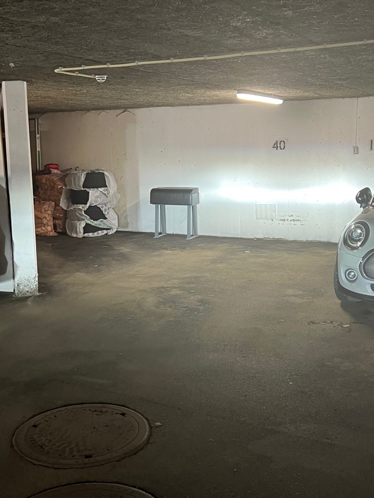 Garasje med god plass. Galleribilde