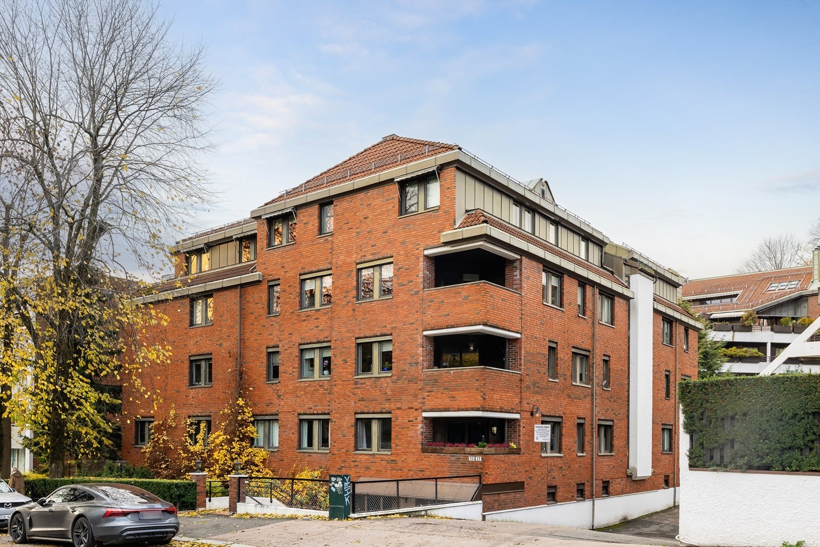 Leiligheten har meget god internbeliggenhet, tilbaketrukket og uten trafikkstøy. Her bor du skjermet til i rolige omgivelser, i tillegg til at du har alt du måtte trenge og ønske rett utenfor døren. Galleribilde