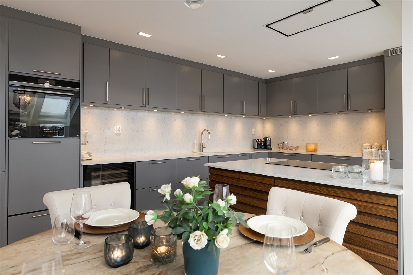 Et særdeles flott kjøkken, som er praktisk utformet og byr på rikelig med benke- og skapplass. Galleribilde