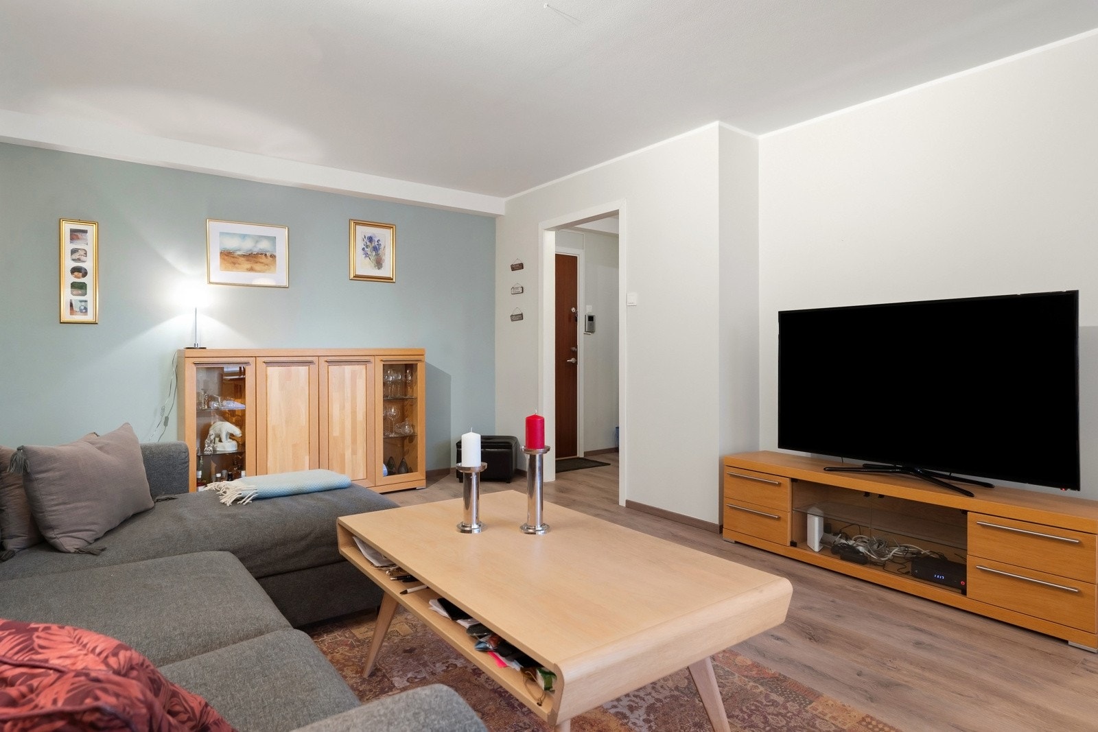 Stuen har en god planløsning, noe som gjør den enkel å møblere. Galleribilde