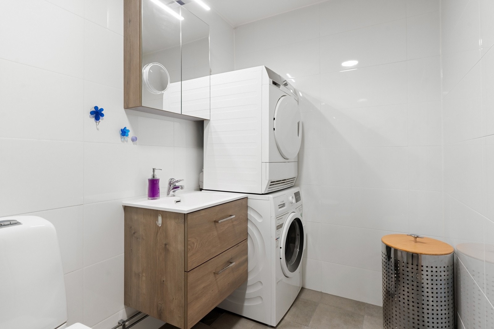 varme i gulv, god belysning, samt opplegg for vaskemaskin og tørketrommel. Galleribilde