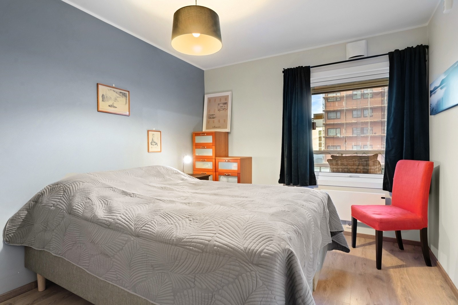 Soverommet er av god størrelse med plass til dobbeltseng, nattbord og kommode. Galleribilde