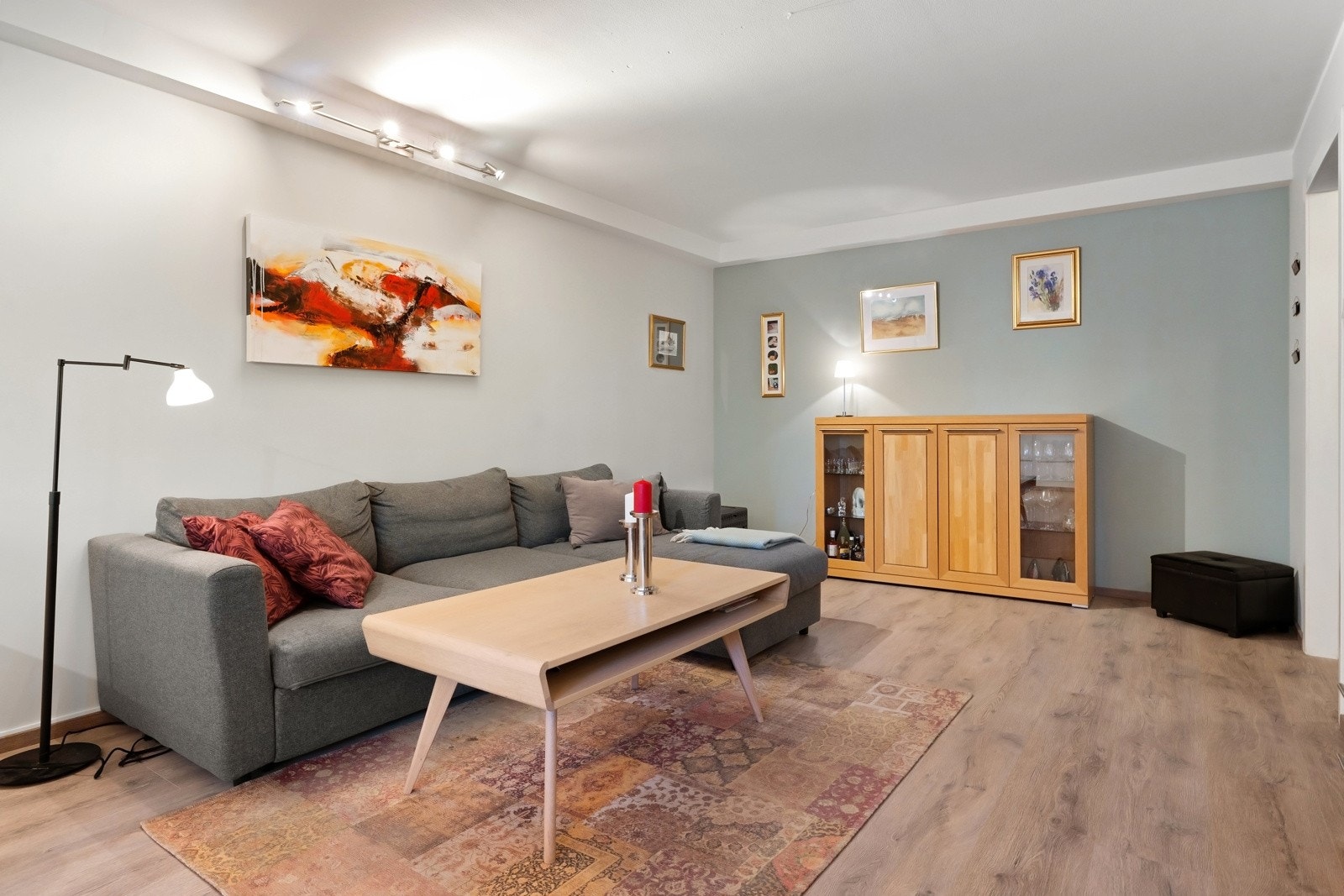 Hyggelig stue med god plass til sofagruppe, sofabord og underholdningsavdeling. Galleribilde