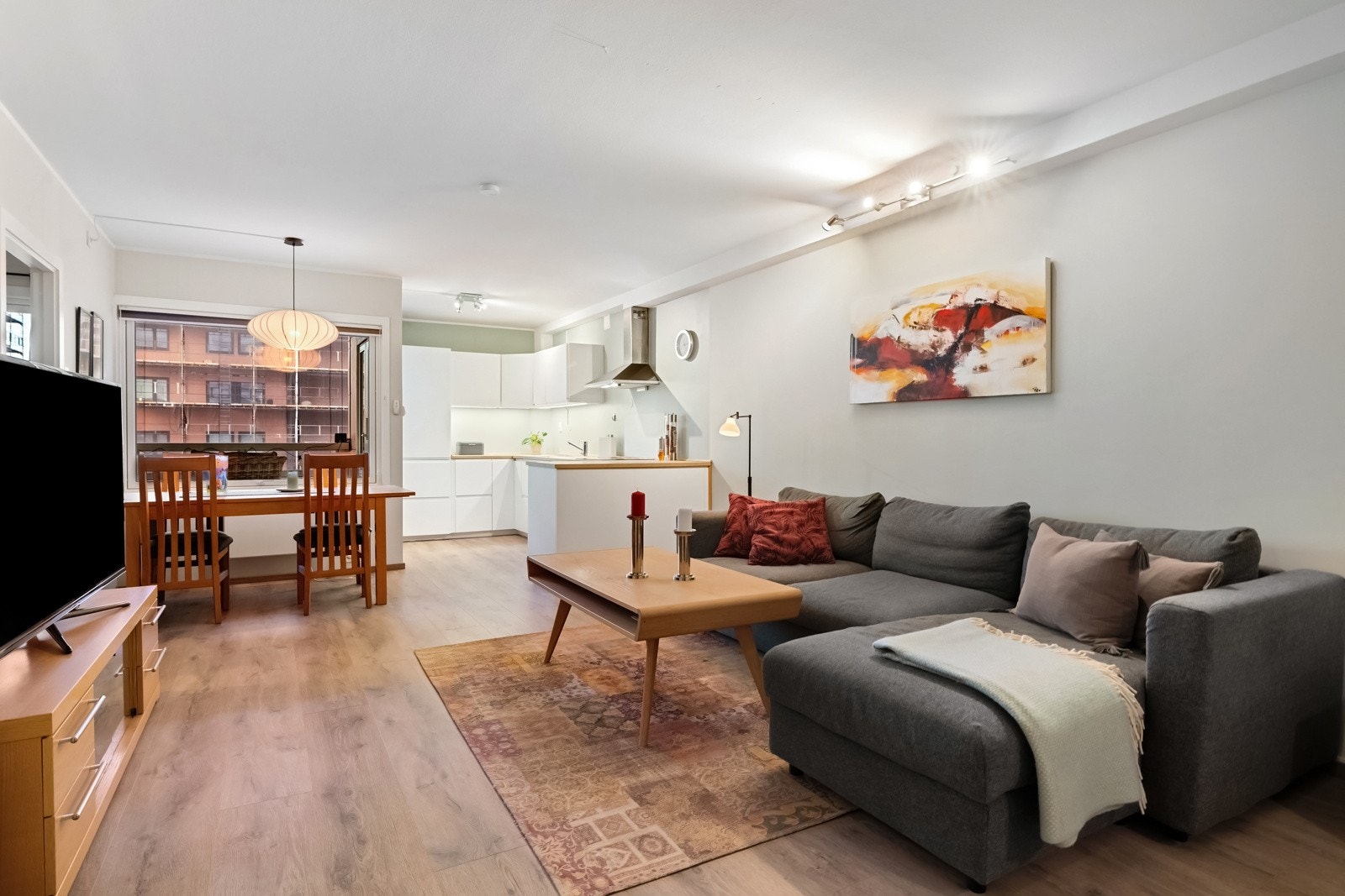 Trivelig bolig som består av entré, bad, stue/kjøkken, bad og balkong. Galleribilde