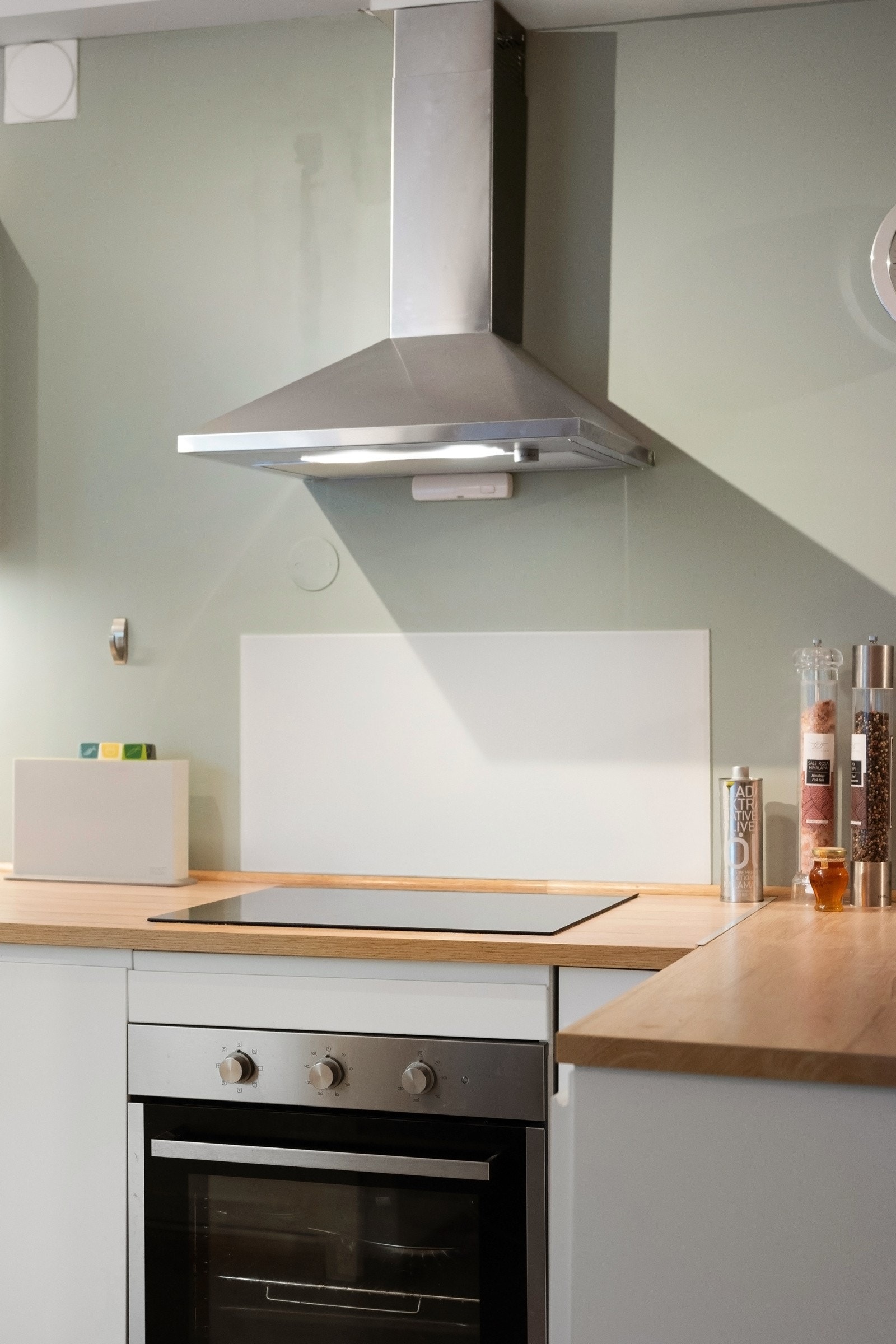 Hvitevarene består av platetopp, stekeovn, oppvaskmaskin og kjøl-/fryseskap. Galleribilde