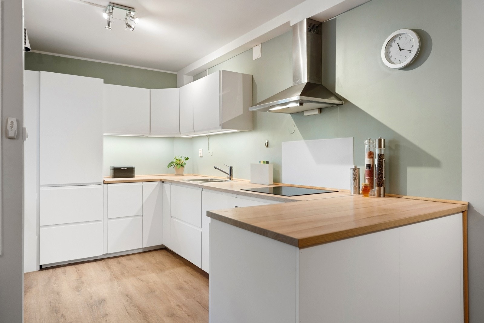 Rikelig med skap- og benkeplass. Galleribilde