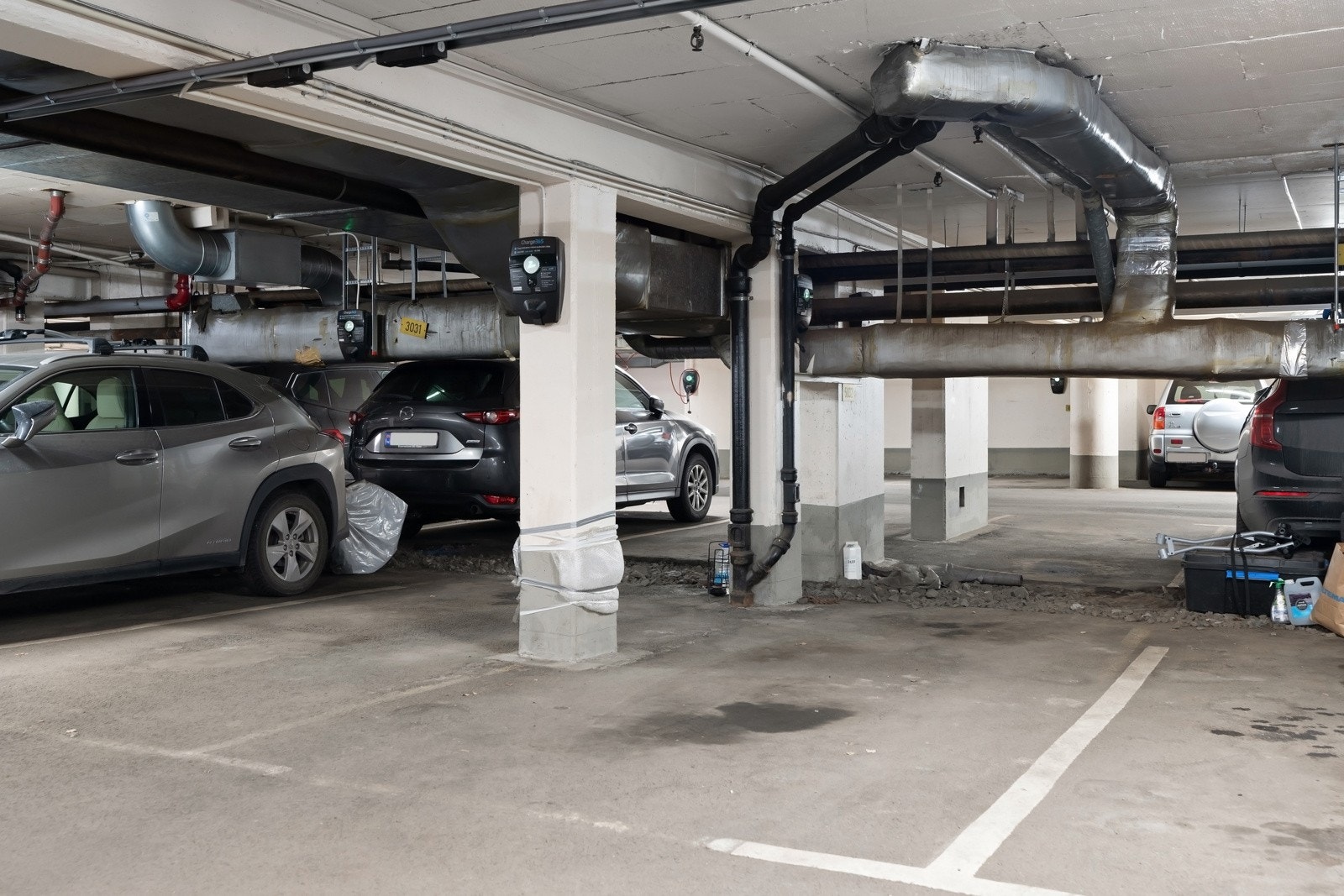 Det medfølger en garasjeplass med EL-lader. Galleribilde