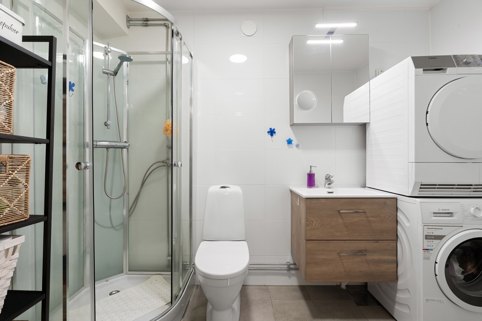 Fint, flislagt baderom. Galleribilde