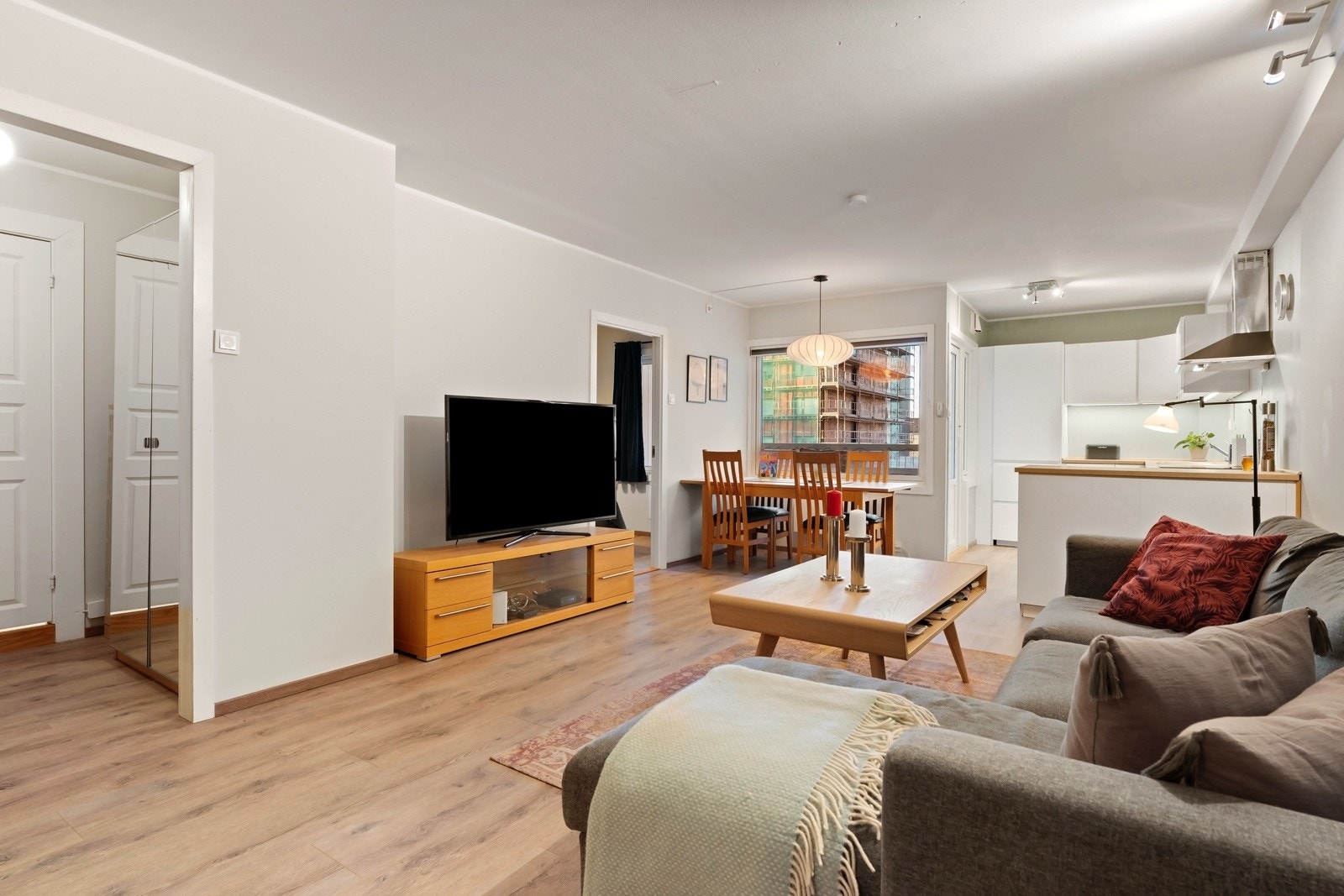 Videre er det god plass til spisebord med tilhørende spisestoler. Galleribilde