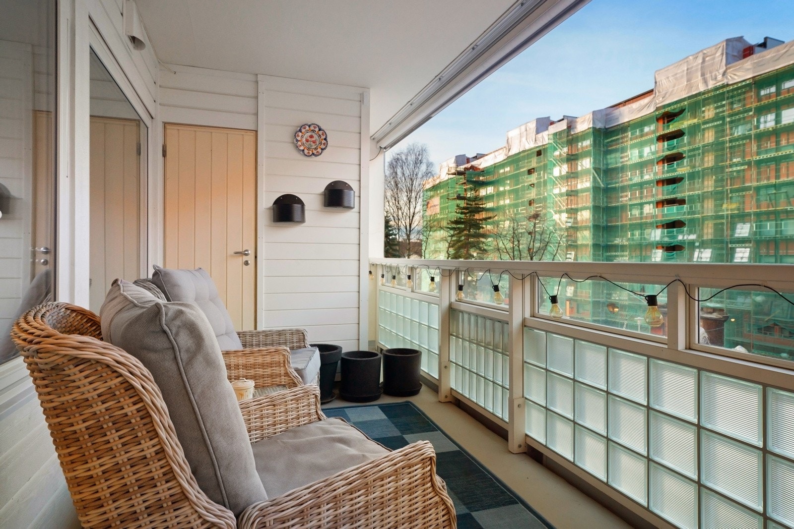 Fra stuen er det adkomst til en herlig, nordvestvendtg balkong på ca. 7 kvm. Galleribilde