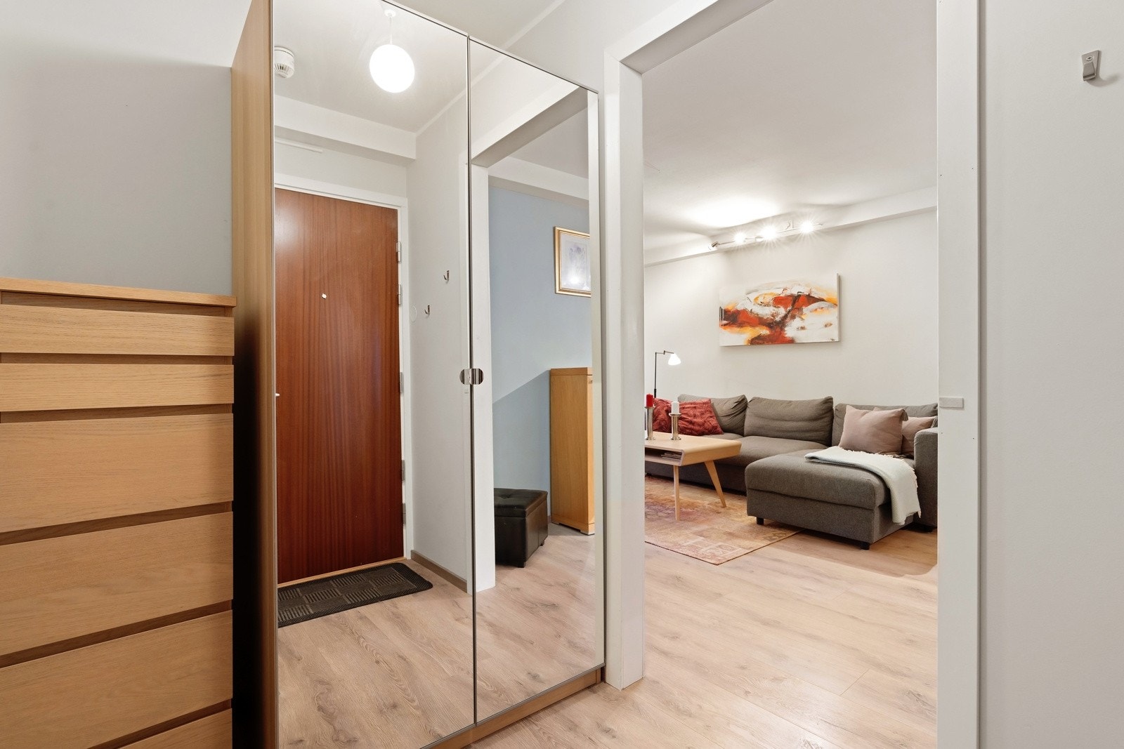 Innbydende og hyggelig entré med god plass til ytterklær og sko. Galleribilde