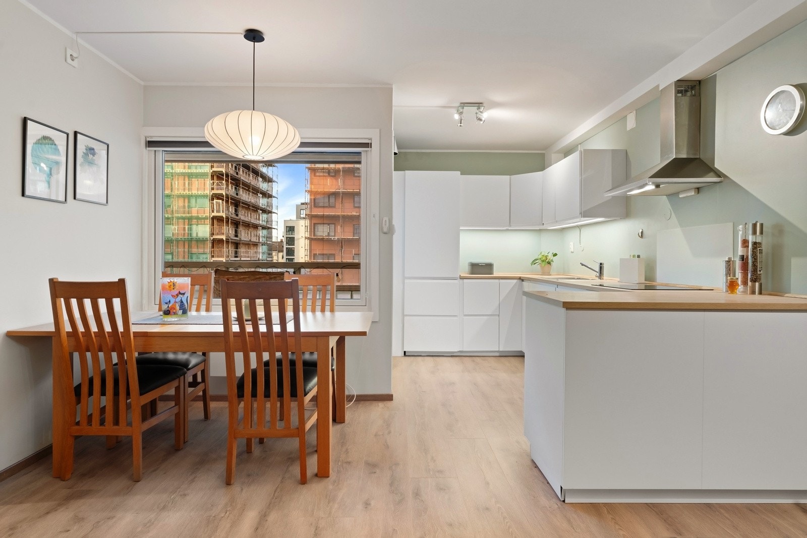 Åpen kjøkken- og stueløsning gir boligen et sosialt og luftig preg. Galleribilde