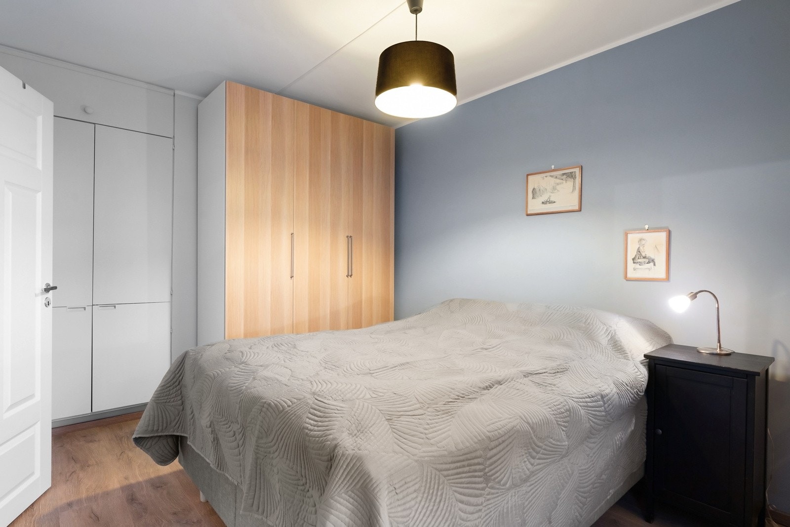 Praktisk garderobeløsning med mye oppbevaringsplass. Galleribilde