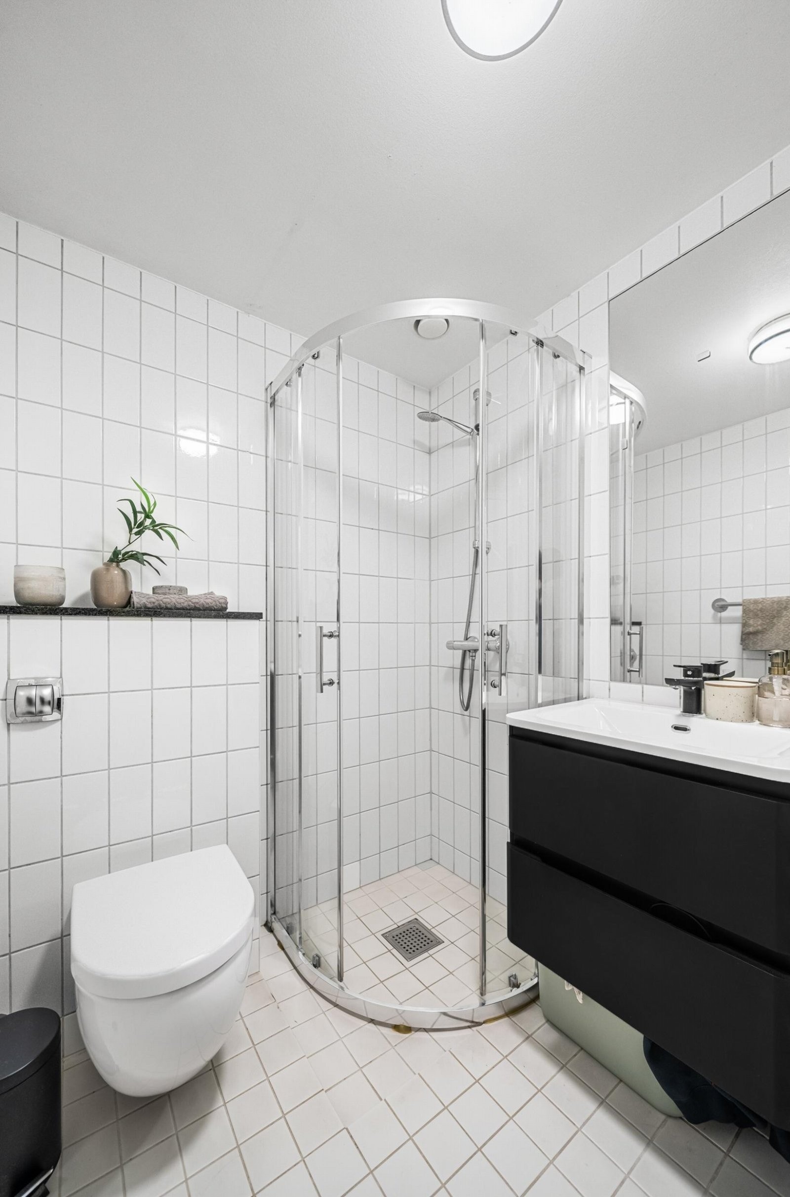 Pent flislagt bad fra 2002 med varme i gulv. Galleribilde