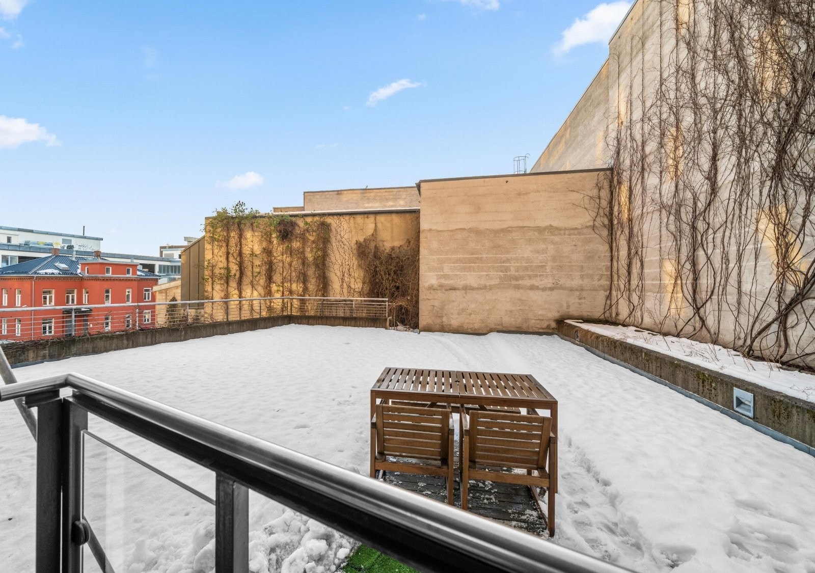 Utsyn mot felles terrasse fra leiligheten. Selger opplyser om at terrassen sjeldent blir benyttet da det ikke er direkte adkomst fra blokken for å komme hit (det er også låst port for å holde andre enn beboere unna). Galleribilde