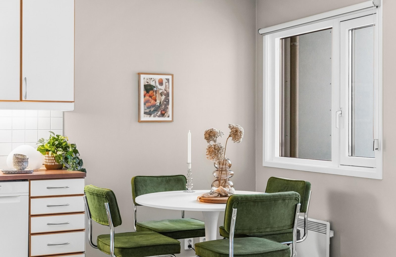 Det er plass til spisebord i sonen nær kjøkken. Galleribilde