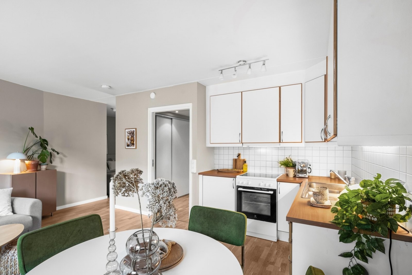 Kjøkkenet er innredet med komfyr, kjøleskap under benk (det er plass til fryseskap i skapet i entréen), oppvaskmaskin og vifte. Galleribilde