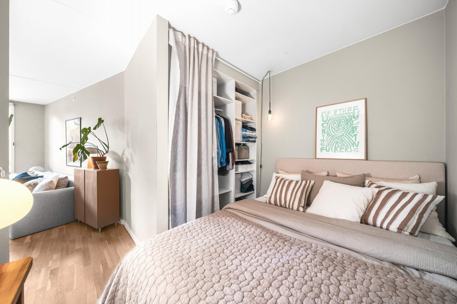 Innebygd garderobeskap medfølger. Galleribilde