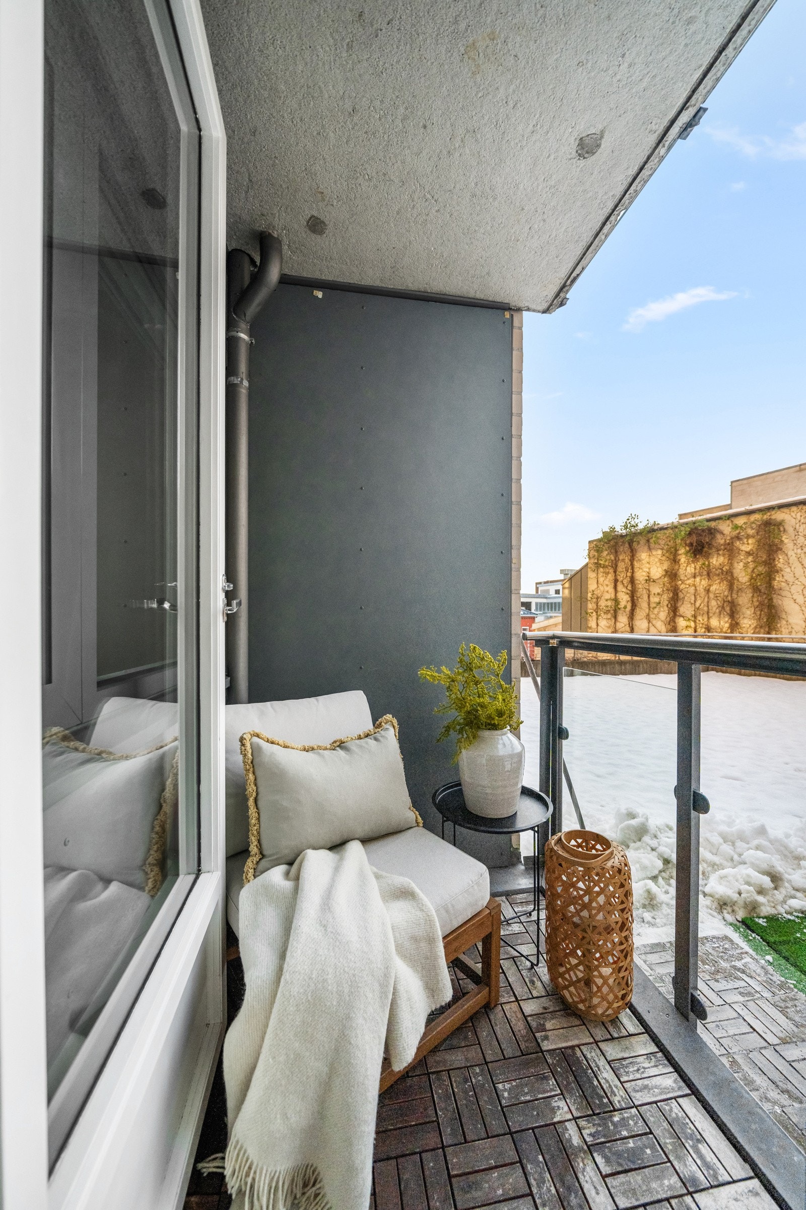 Leiligheten ligger i byggets 3.etasje (med heis) og er på 37kvm. + en balkong på 2kvm. Galleribilde