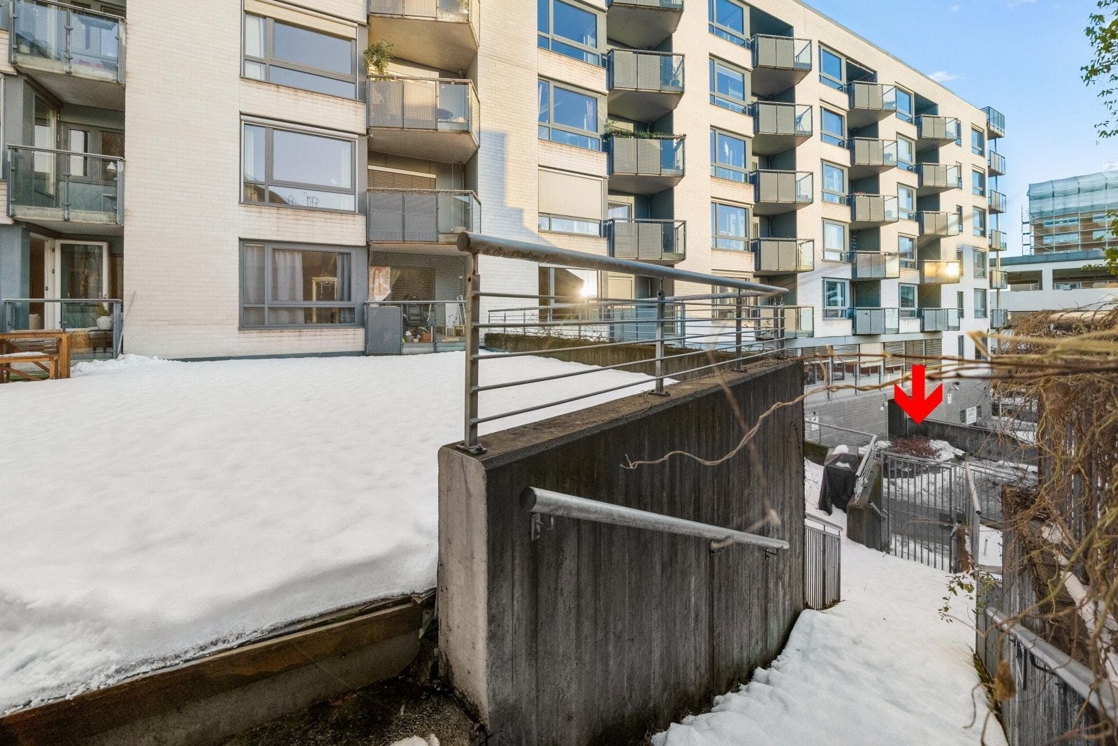 Det er låst port for å komme opp til felles terrassen (se rød pil). Galleribilde
