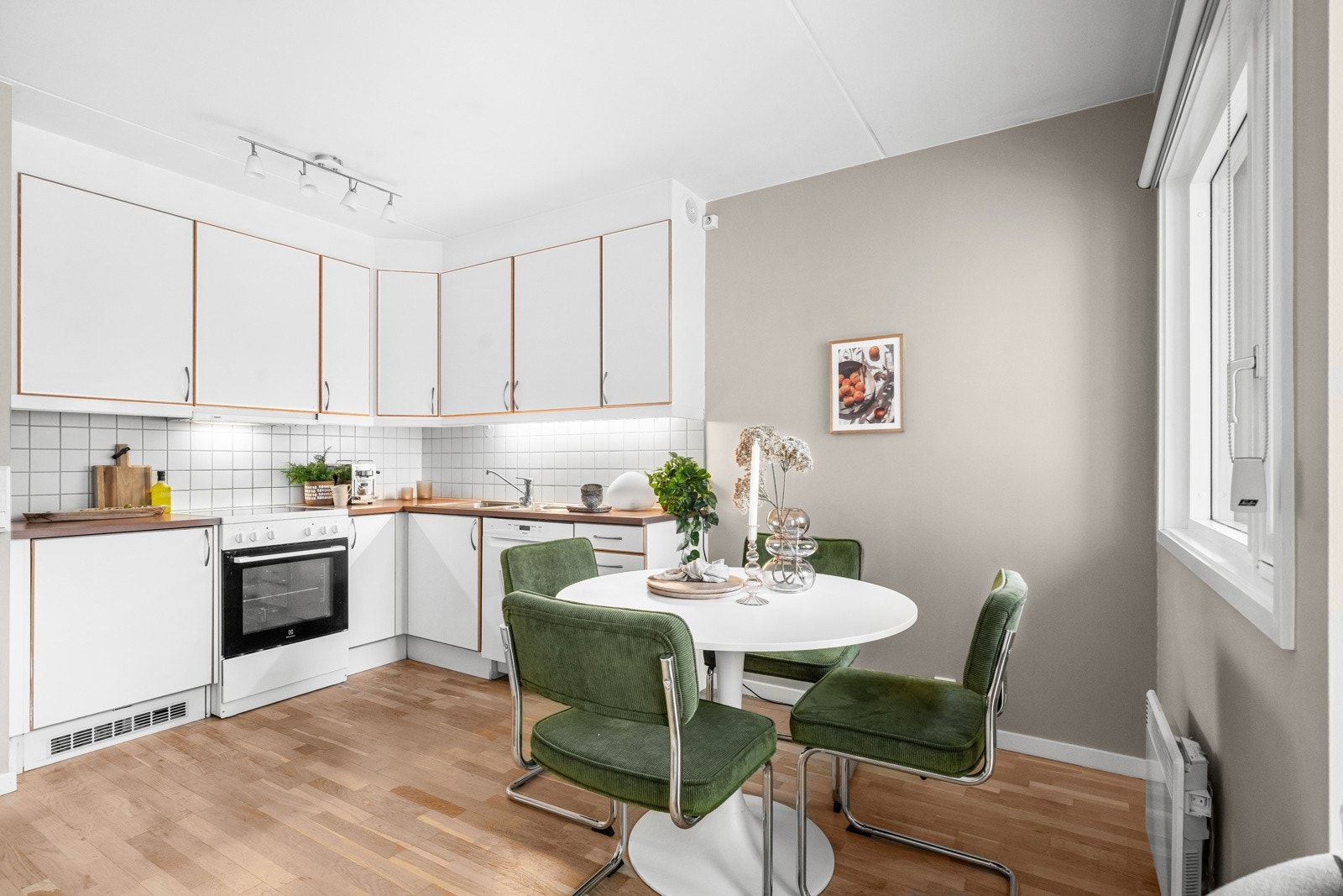 Det er godt med lagringsplass i skap og skuffer på kjøkkenet. Galleribilde