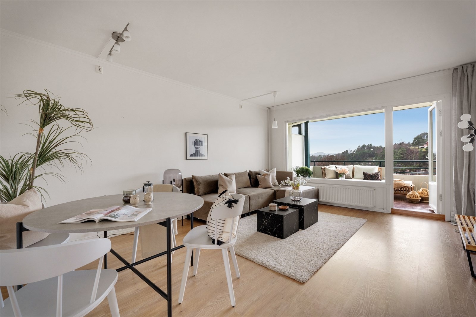 - Stuen strekker seg utover et areal på 22,3m² - Galleribilde