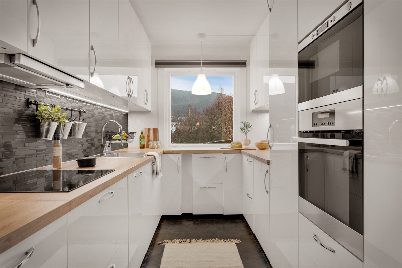 - Benkeplaten og vasken ble montert i 2024 - Galleribilde