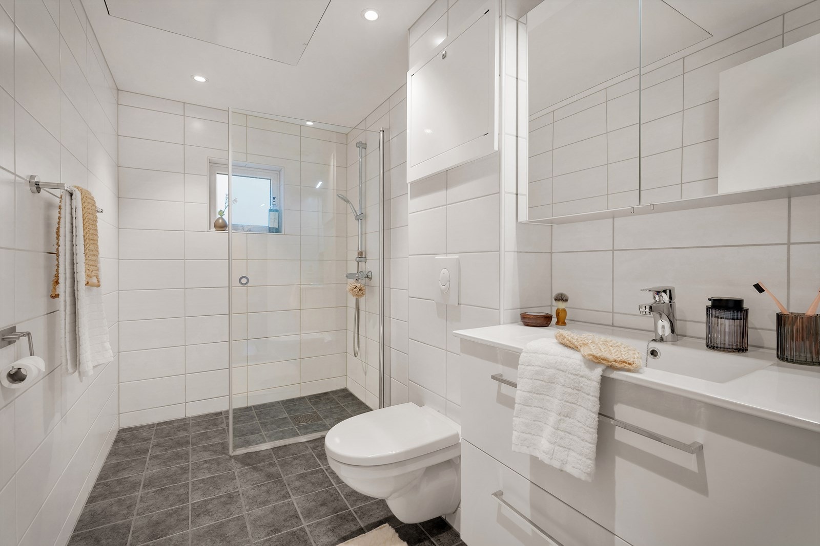 - Baderom med klassisk farge- og materialvalg - Galleribilde