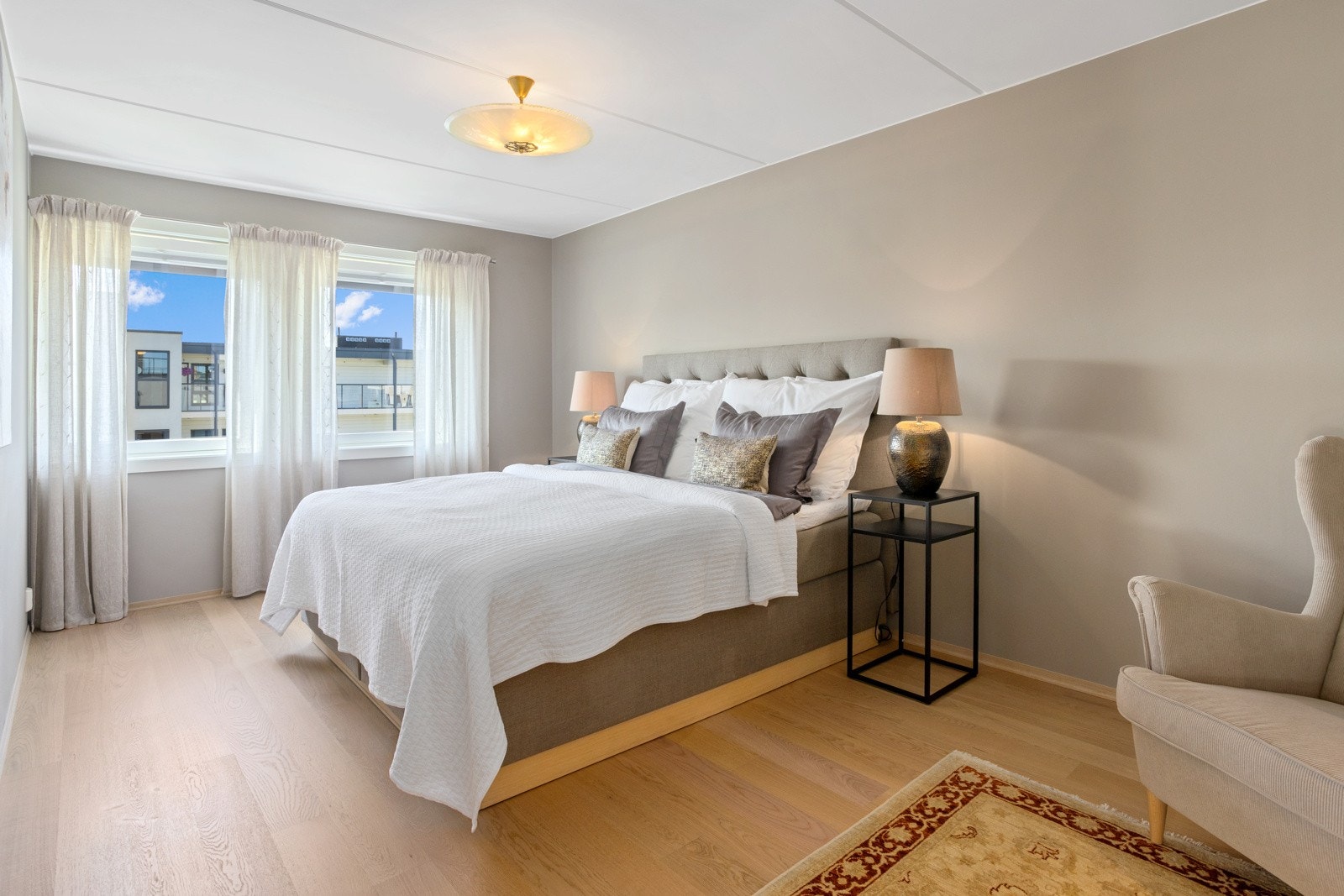 Hovedsoverommet ligger innerst i hallen. Galleribilde