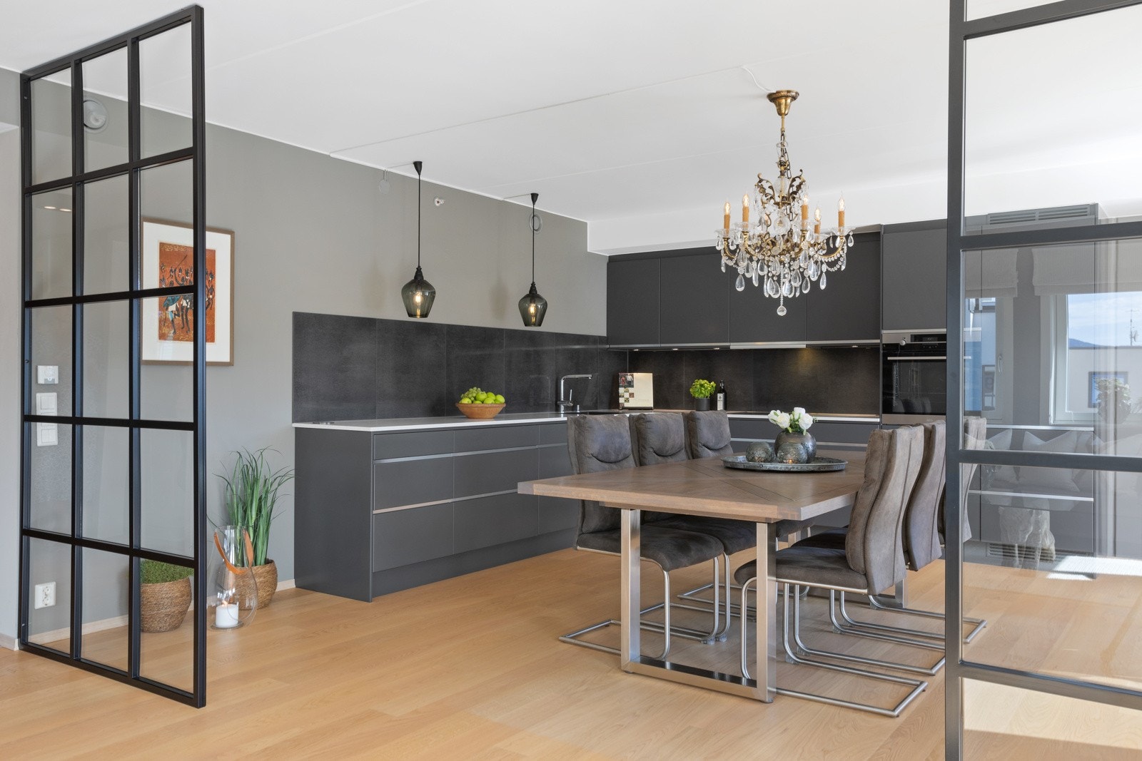 Her ser vi fra stuen inn på kjøkkenet Galleribilde